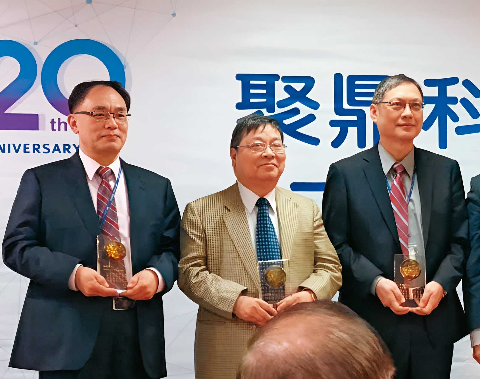 25年前，張忠本和連襟朱復華、王紹裘一起創立聚鼎，剛開始時，張忠本（左2）擔任董事長，朱復華（左1）擔任總經理。（翻攝聚鼎科技官網）