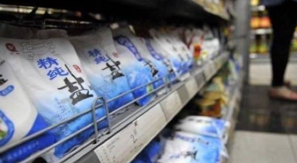 中國民眾受到日本排放核廢水影響,竟開始搶購食鹽。(翻攝微博)