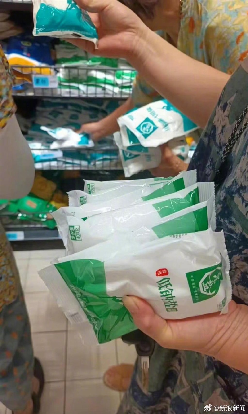 中國民眾瘦到日本排放核廢水影響，竟開始搶購食鹽。（翻攝新浪新聞微博）