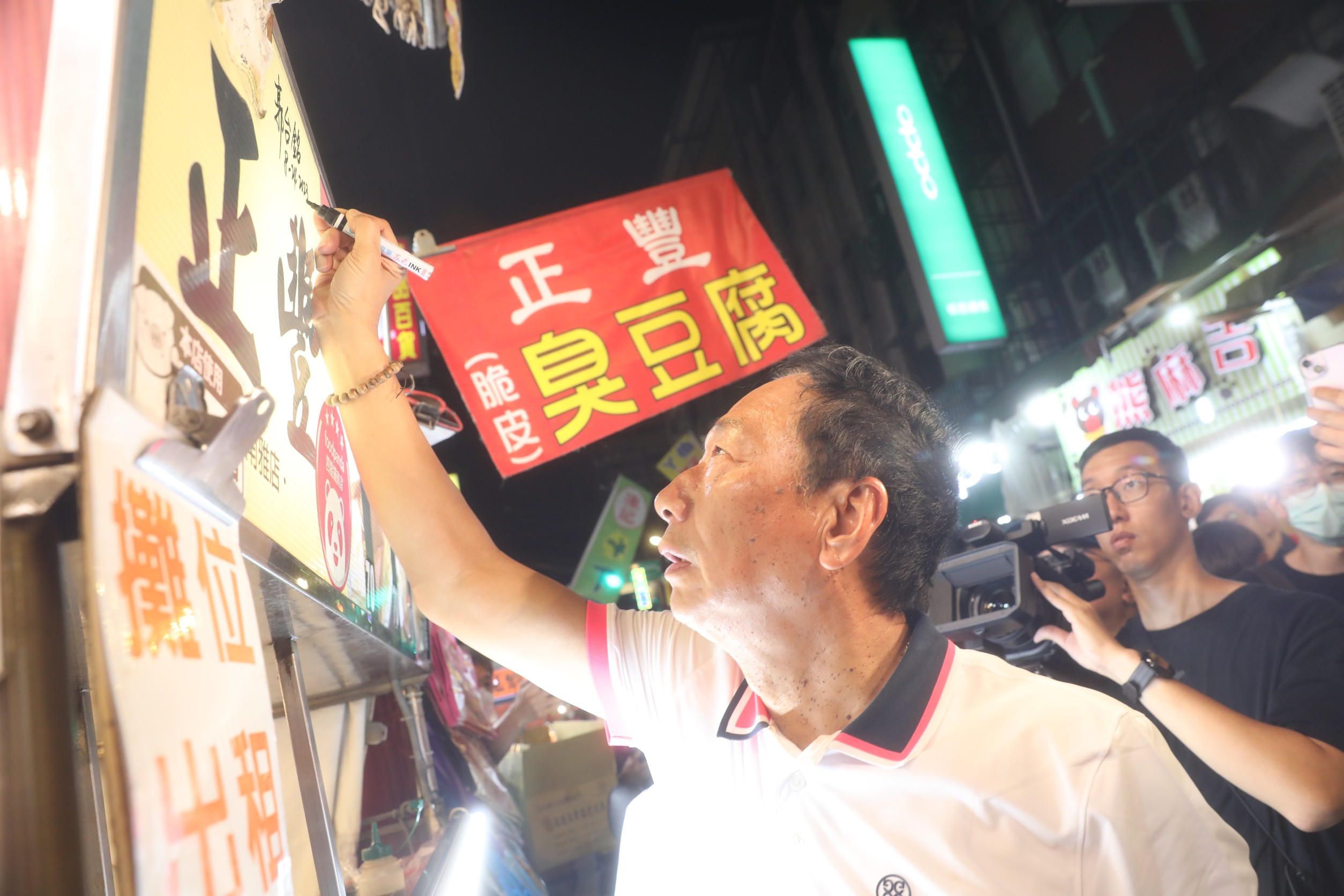 郭台銘傳出鎖定新北板橋某樓房當作競選辦公室，他今天表示，下週大家就知道了。（本刊資料照）