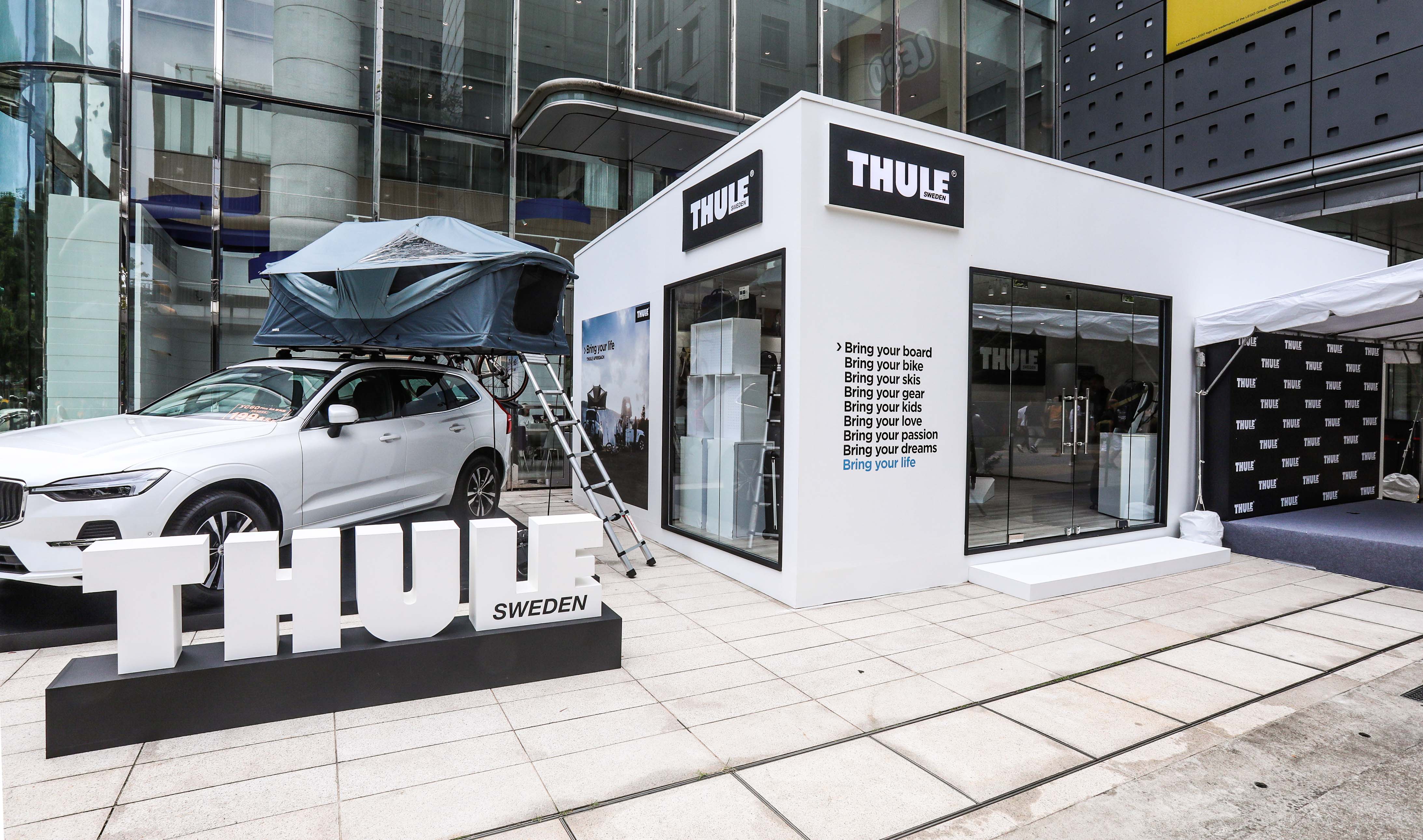 THULE戶外概念快閃店店外空間,展示Thule Approach車頂帳。NT$105,000(忠欣THULE提供)