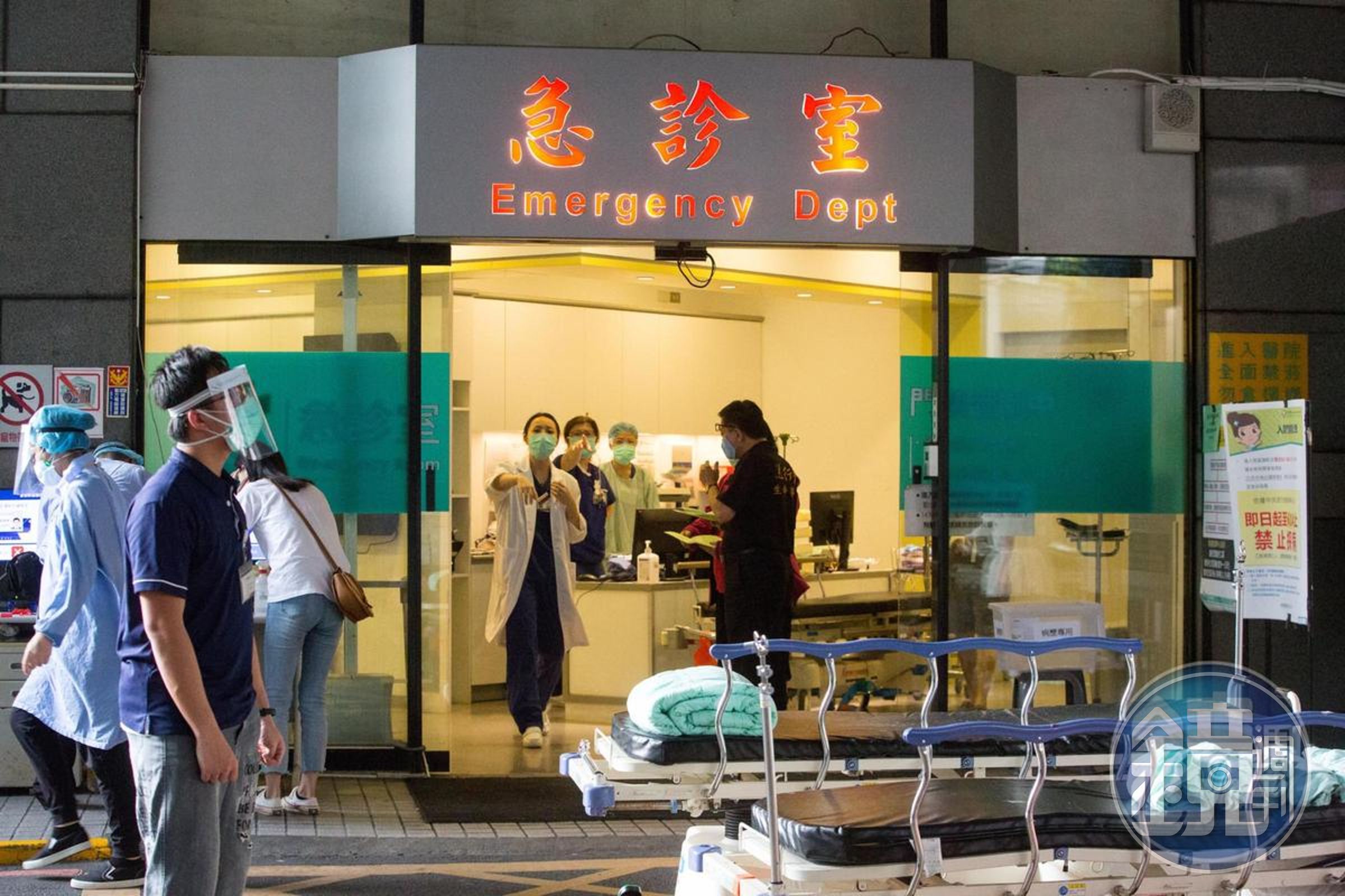 一名急診室醫生感嘆曾見過醫護人員緊急幫小男孩CPR搶救，但母親只顧著滑手機講電話，對小孩死活不關心。（本刊資料照，示意圖，與本文無關）