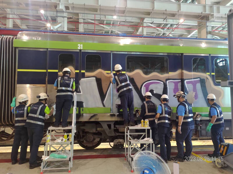 台中捷運一輛備用車24日晚間遭不明人士闖入塗鴉，現已完成清洗。（中捷提供）