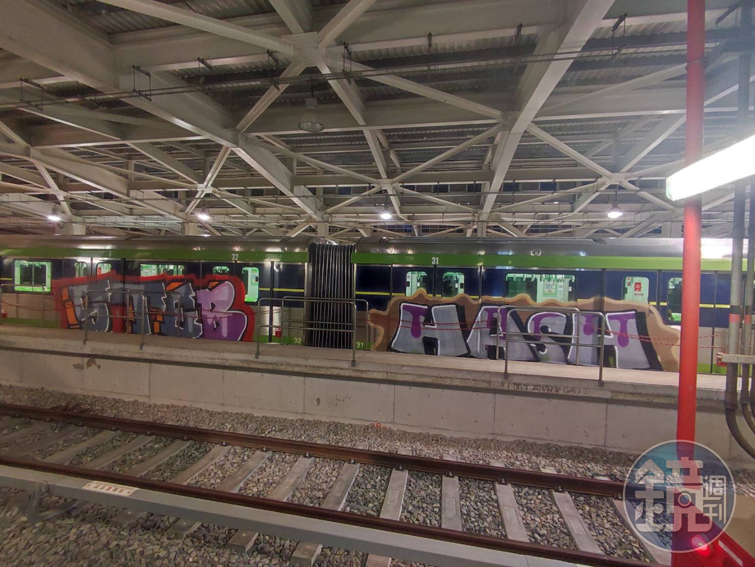 台中捷運有列車車身遭不明人士塗鴉,調閱監視器畫面後,發現有2名可疑人士破壞圍籬闖入。(中捷提供)