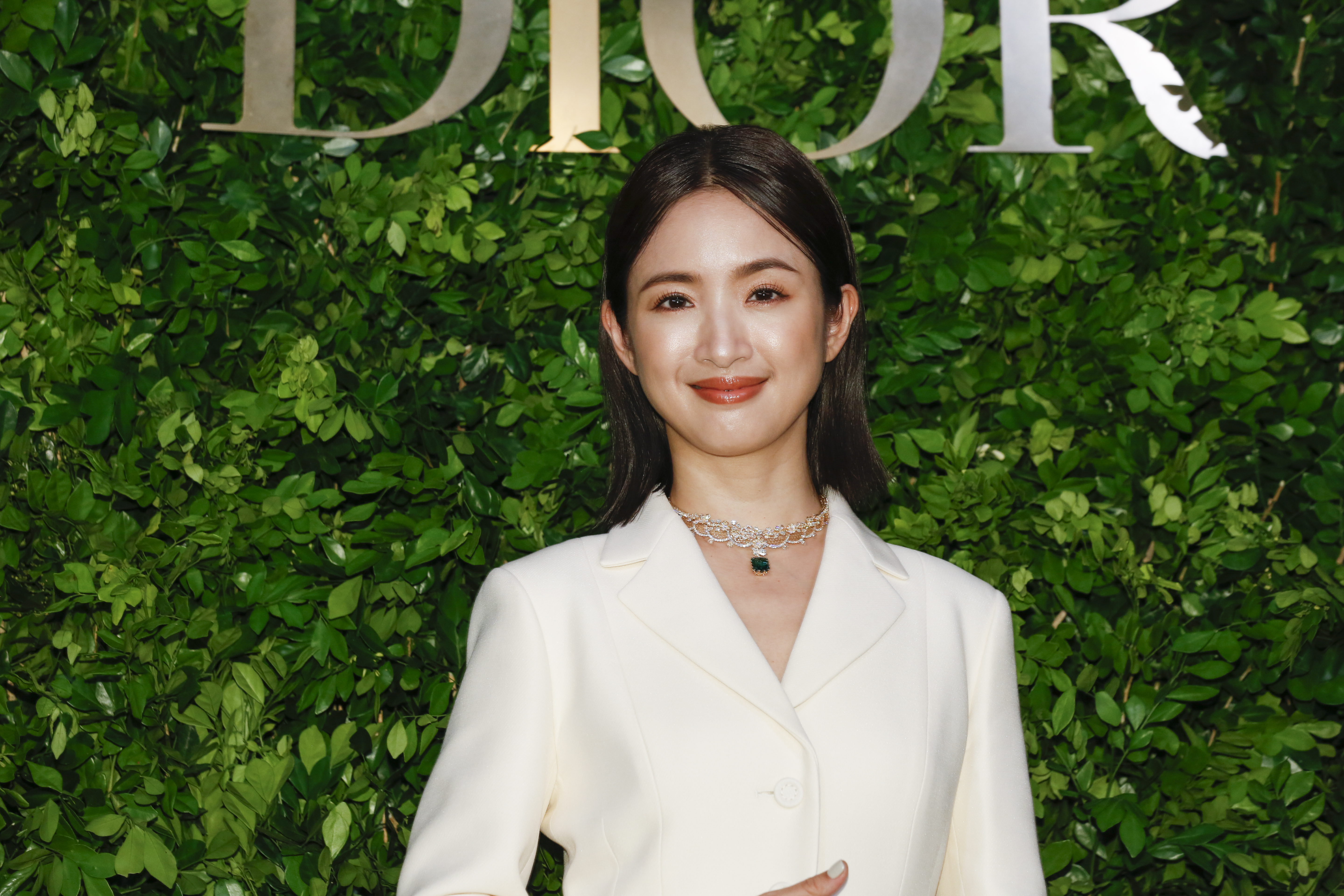 林依晨佩帶Dior祖母綠頸鍊（NT$50,000,000）與Galons Dior祖母綠戒指（NT$5,000,000）。