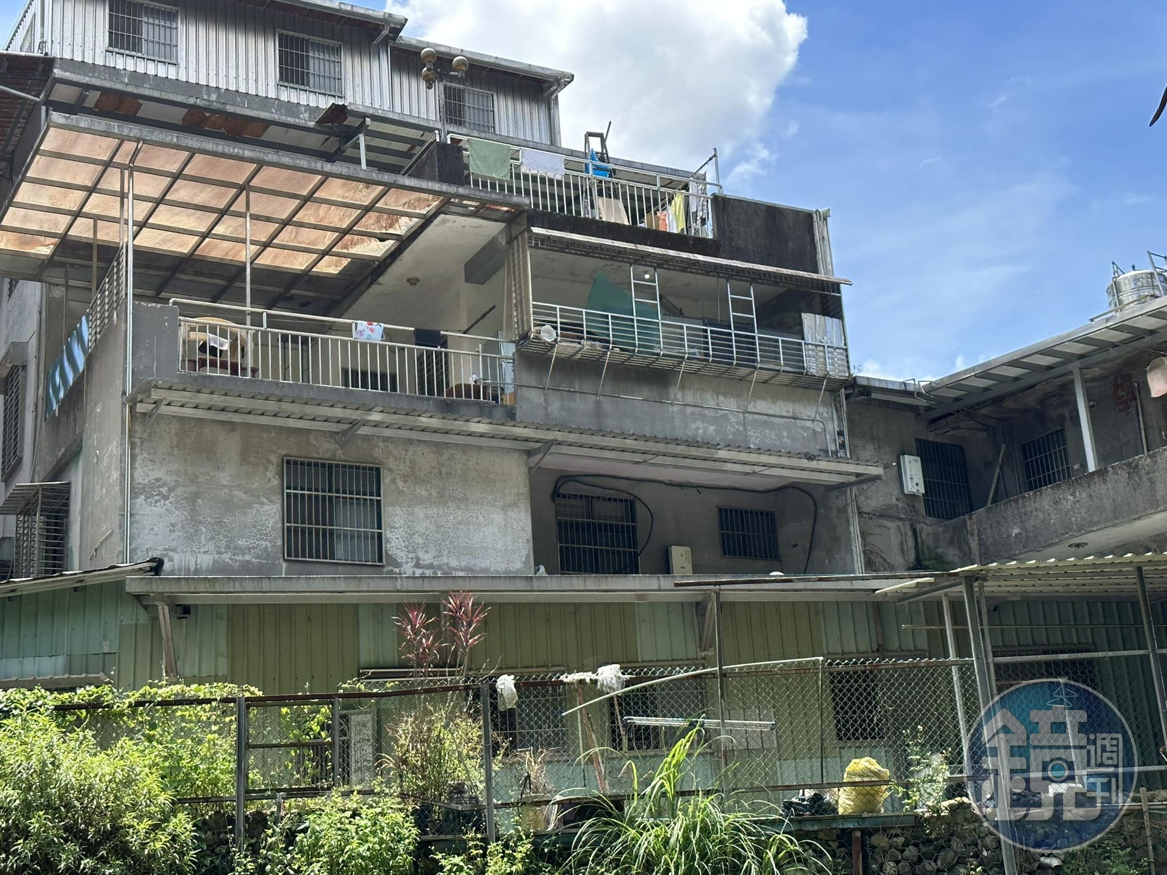 黃國昌在汐止的透天厝被爆出有違建，甚至涉及侵占國有地，近日悄悄動工拆除。（翻攝自新北市議員張錦豪臉書）