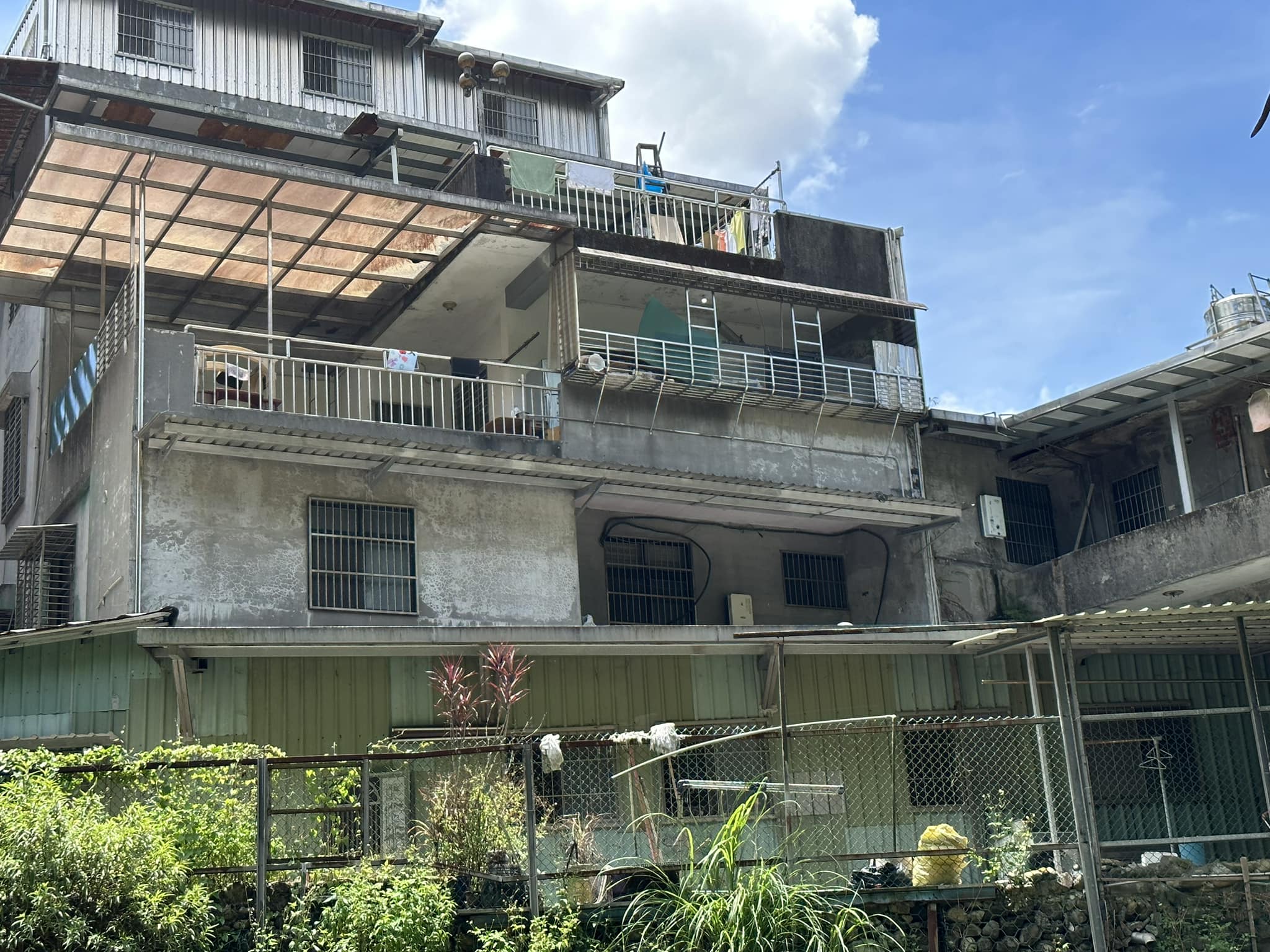 黃國昌在汐止的透天厝被爆出有違建,甚至涉及侵占國有地,近日悄悄動工拆除。(翻攝自新北市議員張錦豪臉書)