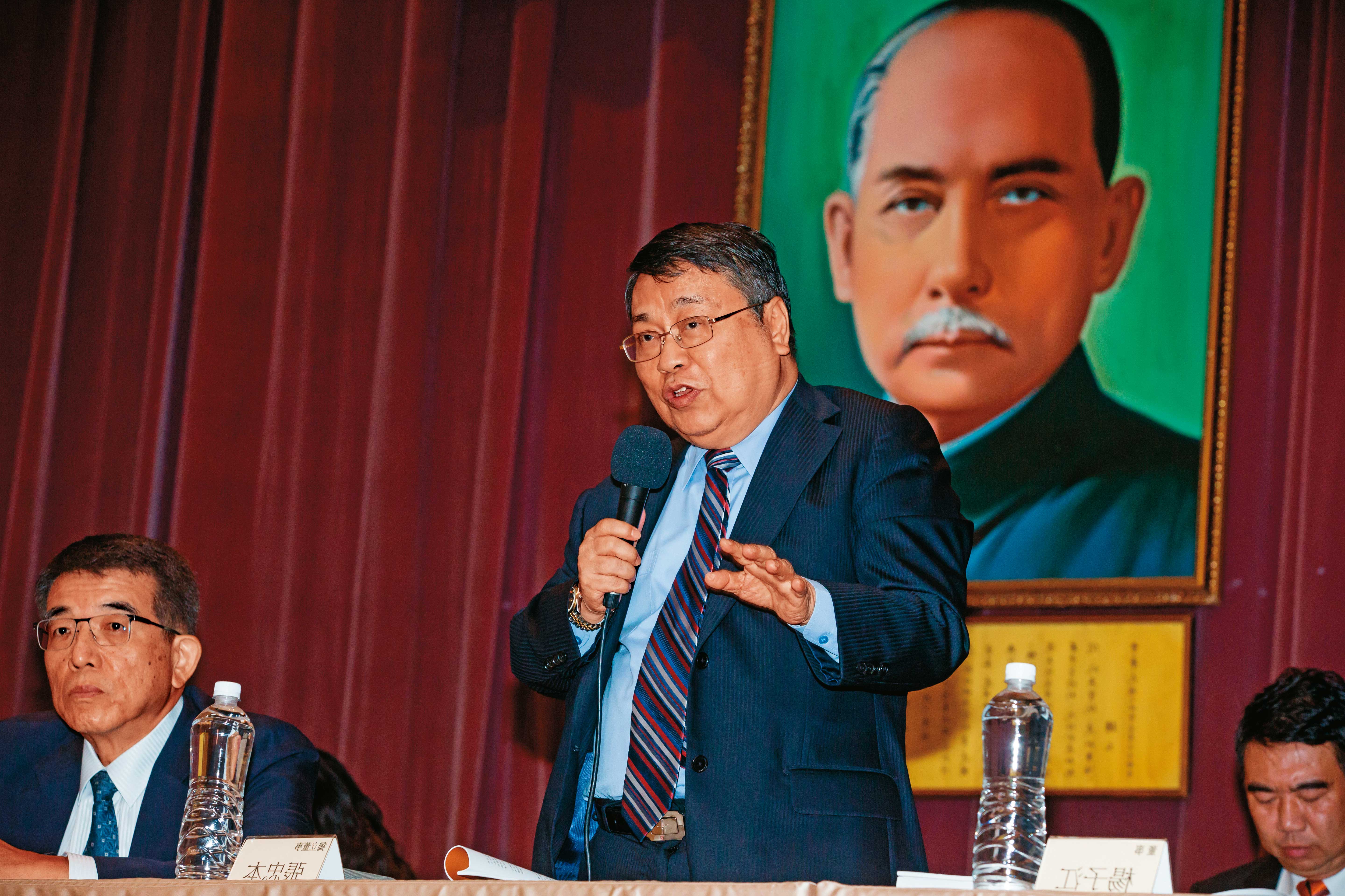 張忠本對本刊說，「聚鼎海外投資失利，盈餘嚴重衰退，很多股東不滿朱復華，適當時機將辭任董事職位。」