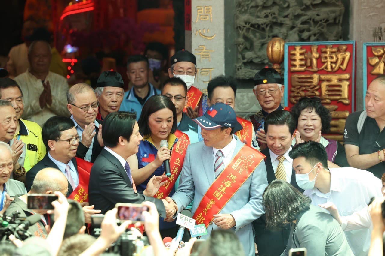 郭台銘今po文質疑賴清德的核心價值,「不是選舉時請吃蝦仁飯,就能捨棄台獨工作者的過去,請賴清德莫忘初衷。」(翻攝自郭台銘臉書)