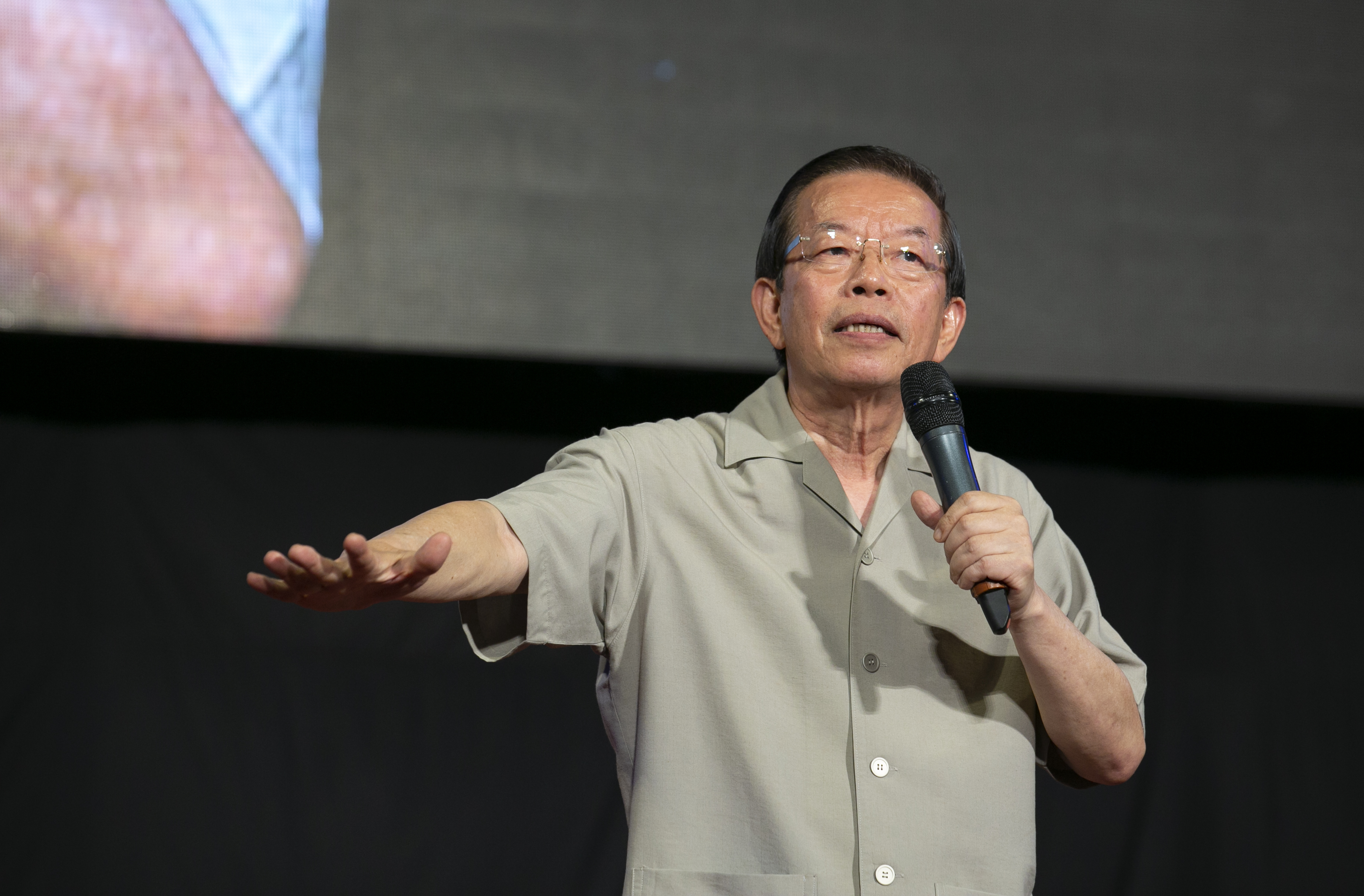 謝長廷在臉書發文表示「其實微量的放射性元素反而對身體有益」，遭到網友砲轟。（本刊資料照）