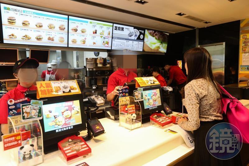 一名父親因不甘兒女在速食店受委屈，竟跑到店裡咆哮，還潑店員飲料，下場慘了。（示意圖，非事發地點）