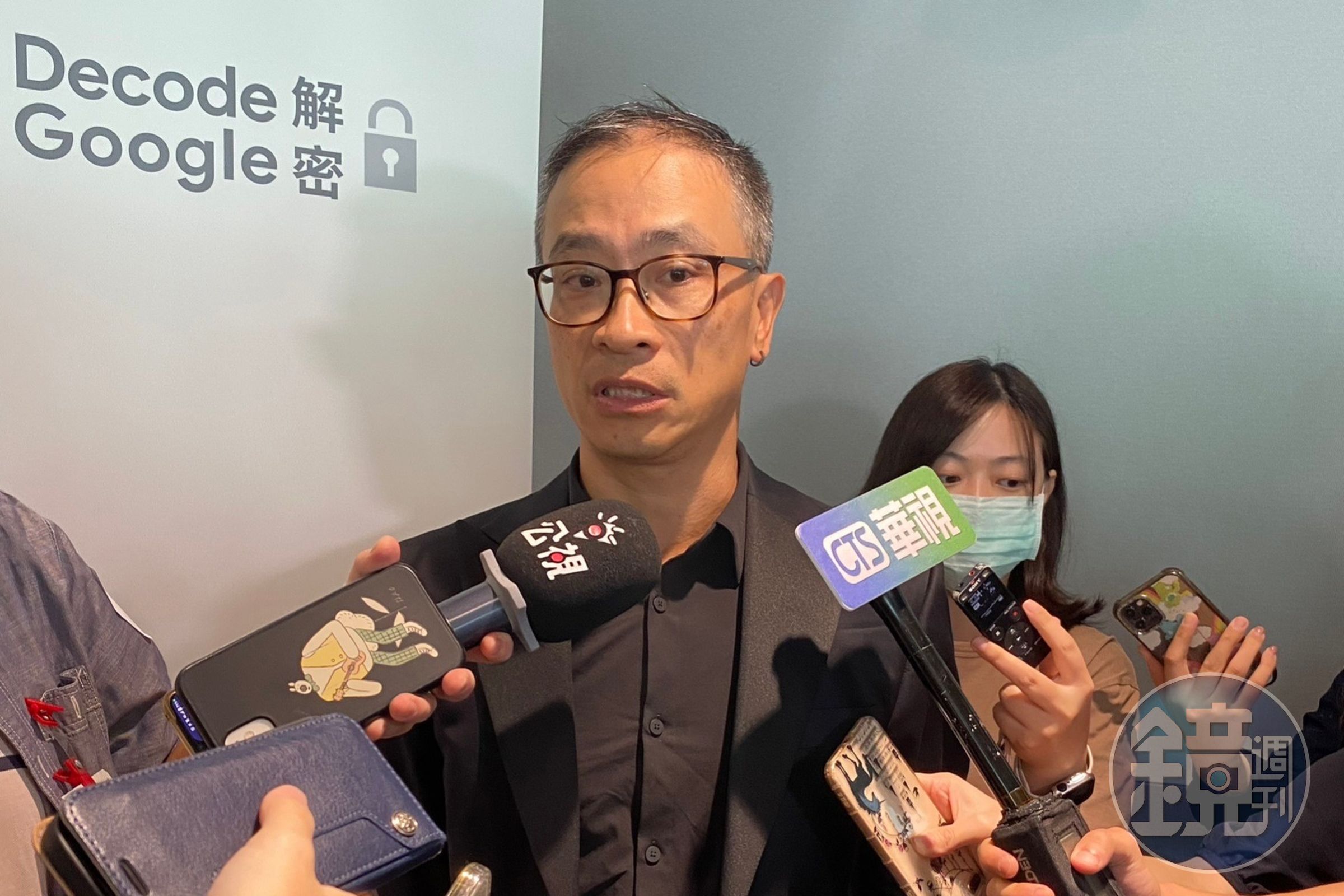 Google用搜尋引擎的能力打底，為旗下對話式AI平台Bard提升內容正確性與可追溯性。但Google傑出科學家紀懷新說，Google用既有搜尋引擎的基礎，打擊這些不存在資訊的「幻覺」。