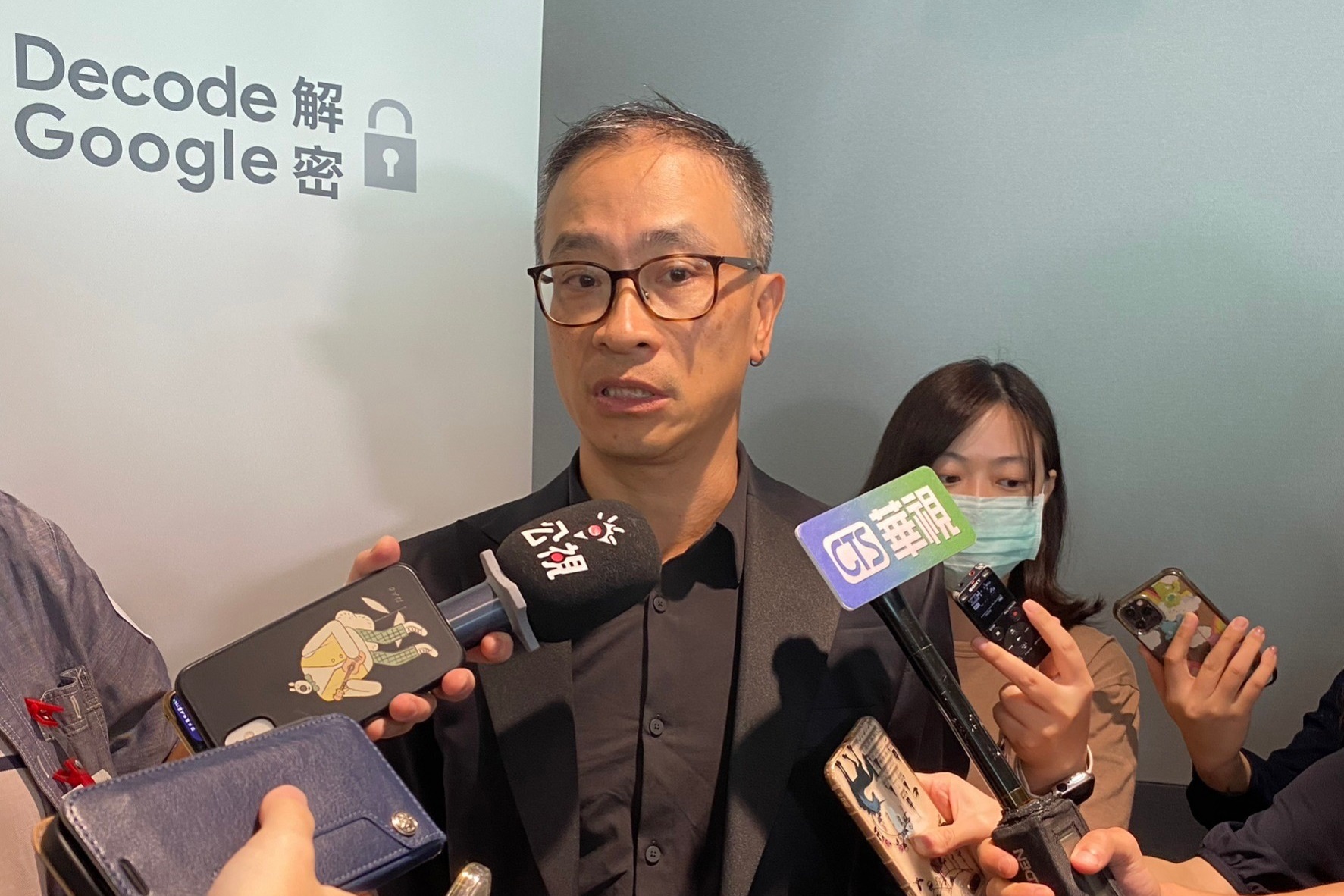 Google用搜尋引擎的能力打底，為旗下對話式AI平台Bard提升內容正確性與可追溯性。但Google傑出科學家紀懷新說，Google用既有搜尋引擎的基礎，打擊這些不存在資訊的「幻覺」。