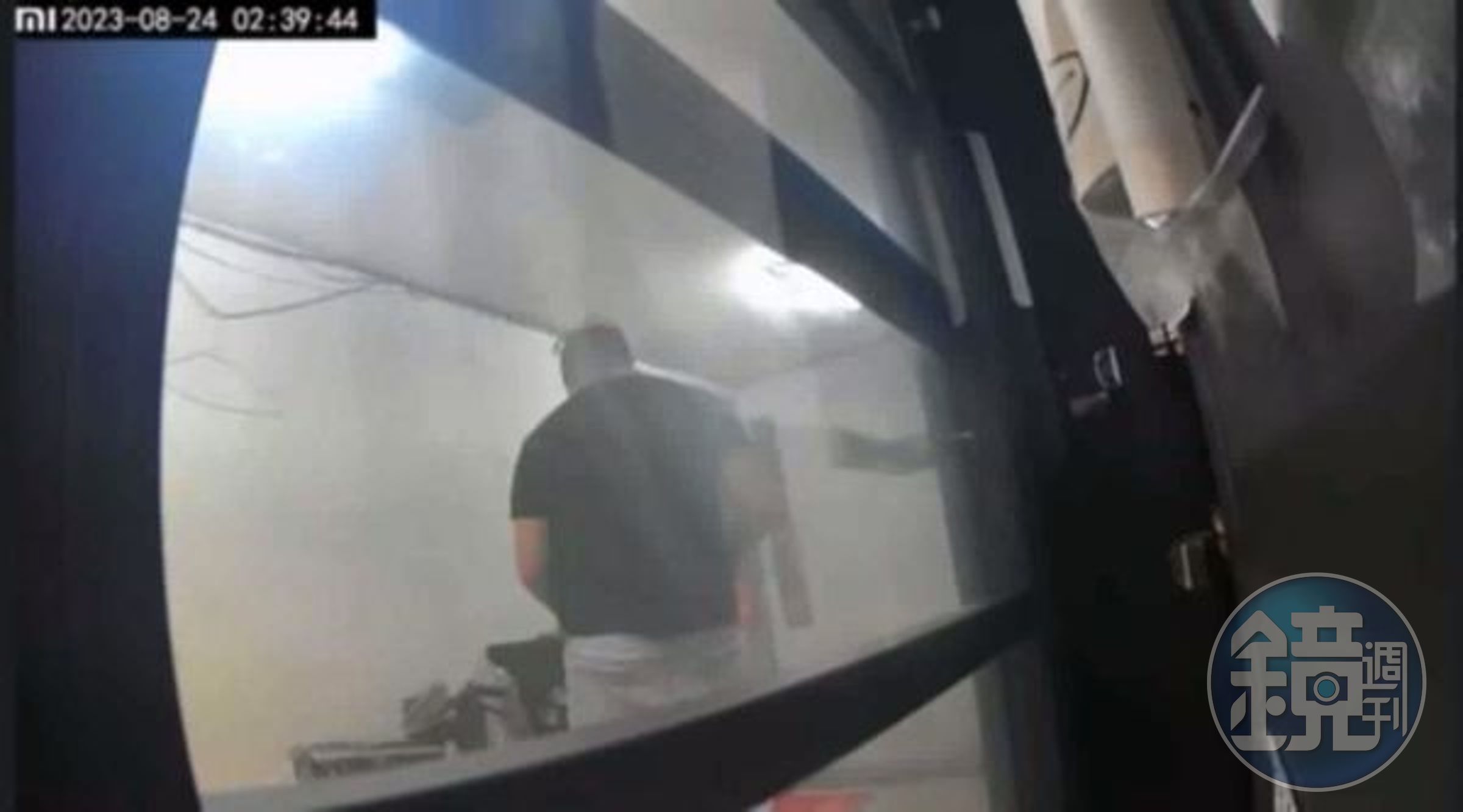 正妹網紅在臉書「爆料公社」PO文指控,自己高跟鞋遭打手槍噴精液。(翻攝自爆料公社)