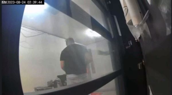 正妹網紅在臉書「爆料公社」PO文指控，自己高跟鞋遭打手槍噴精液。（翻攝自爆料公社）
