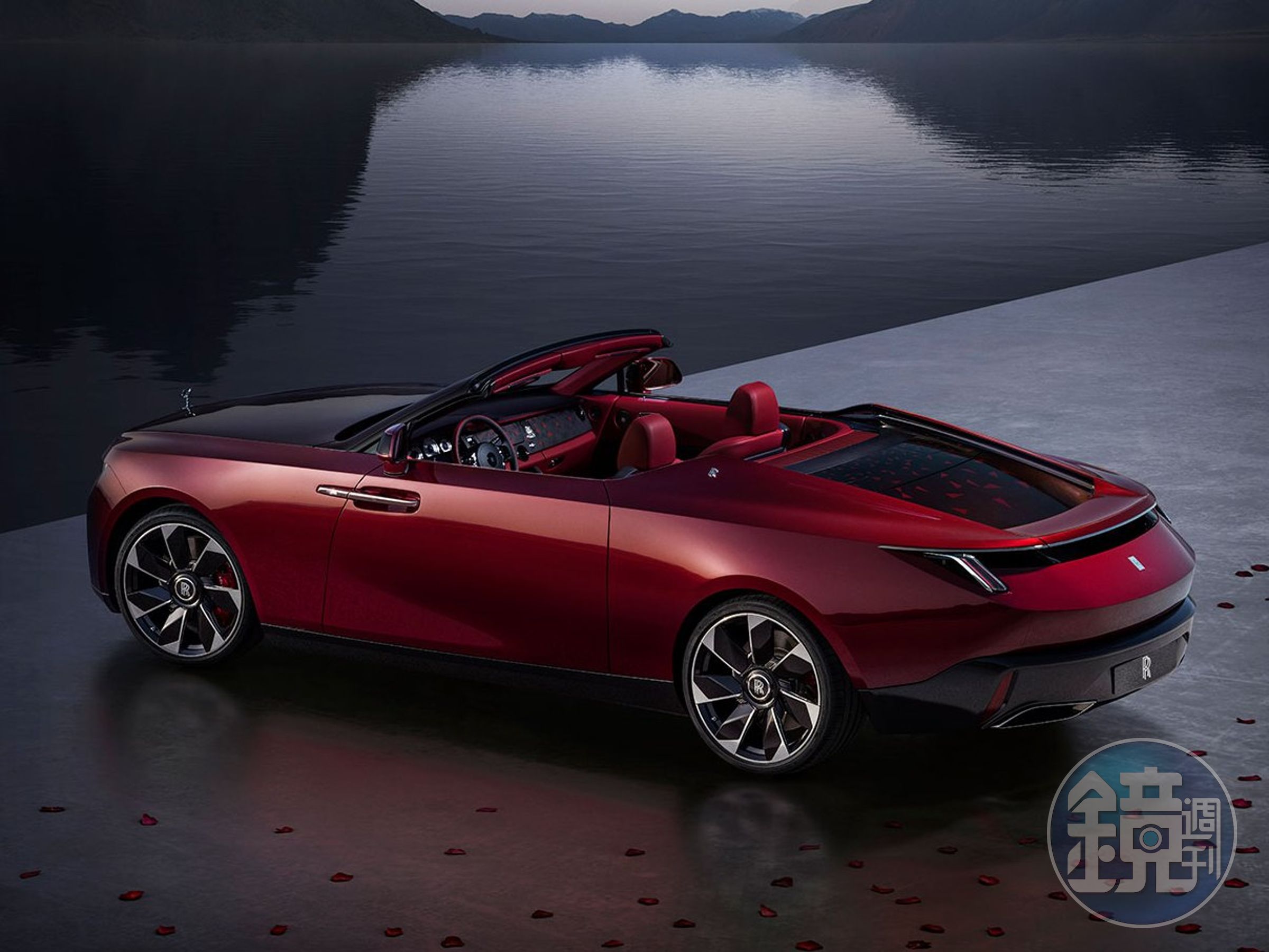 勞斯萊斯「逐影」車款的「黑玫瑰」（La Rose Noire）車款，幾天前搶先發表。該車的儀表板上安裝的是與AP愛彼合作的皇家橡樹「雙追針GMT大日期計時碼錶」概念錶。