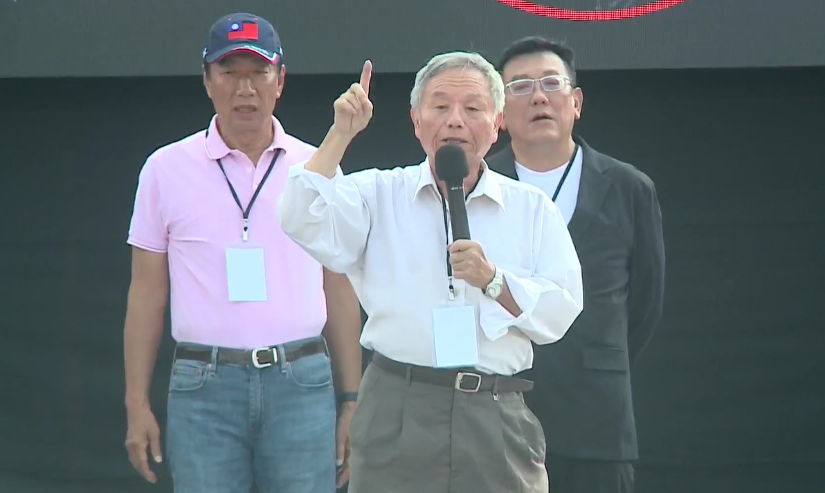 楊志良27日於新竹替郭台銘站台，稱台灣近年家暴、輕生事件激增，是因為「沒有辦法去修理蔡英文」。（翻攝自郭台銘臉書）