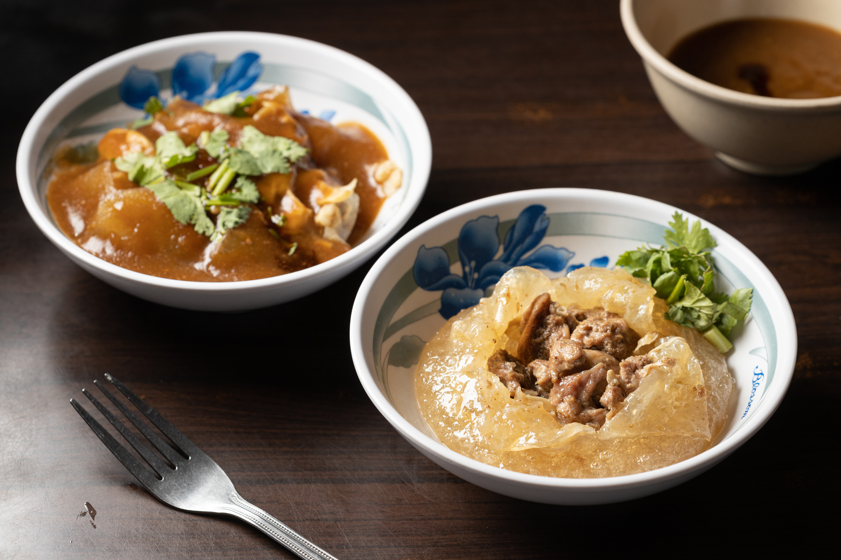 「社子島第一辣」老闆將彰化肉圓改良，醬料內容物比例也重新調配。（45元／碗）