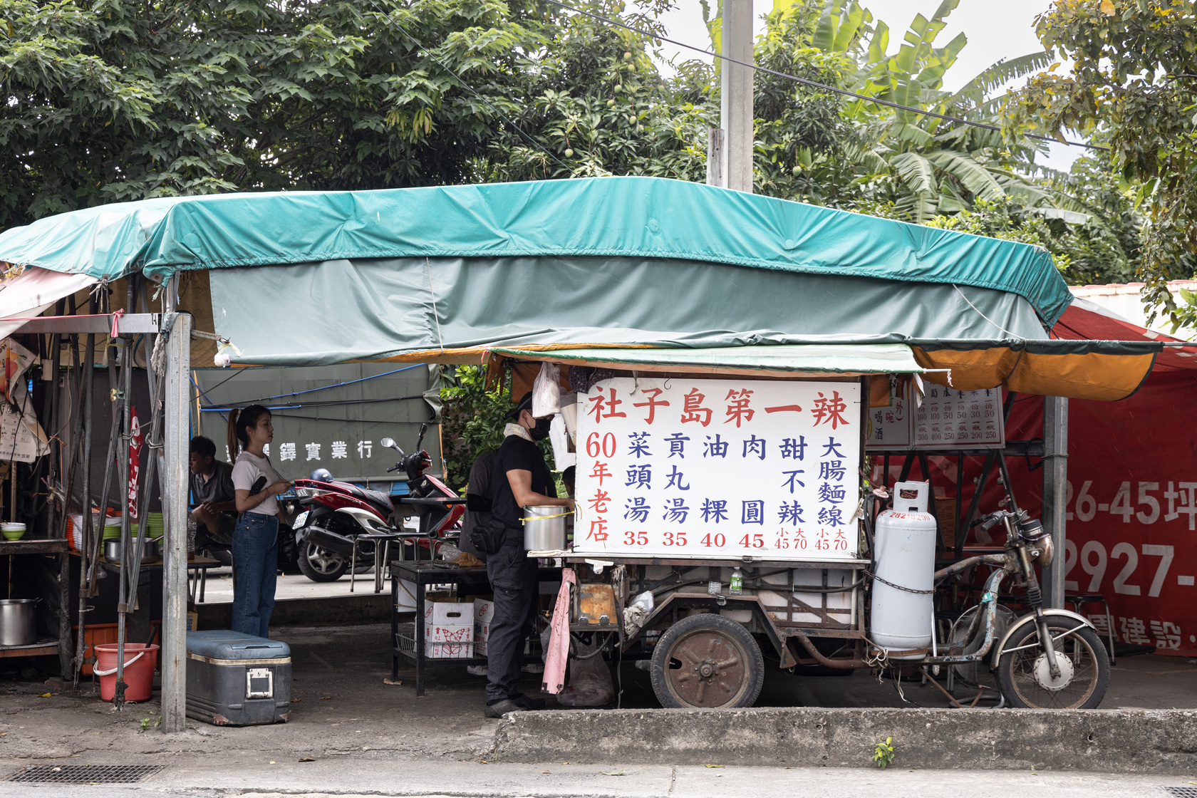 「社子島第一辣」數十年來店面僅以小攤車與帳篷搭建。