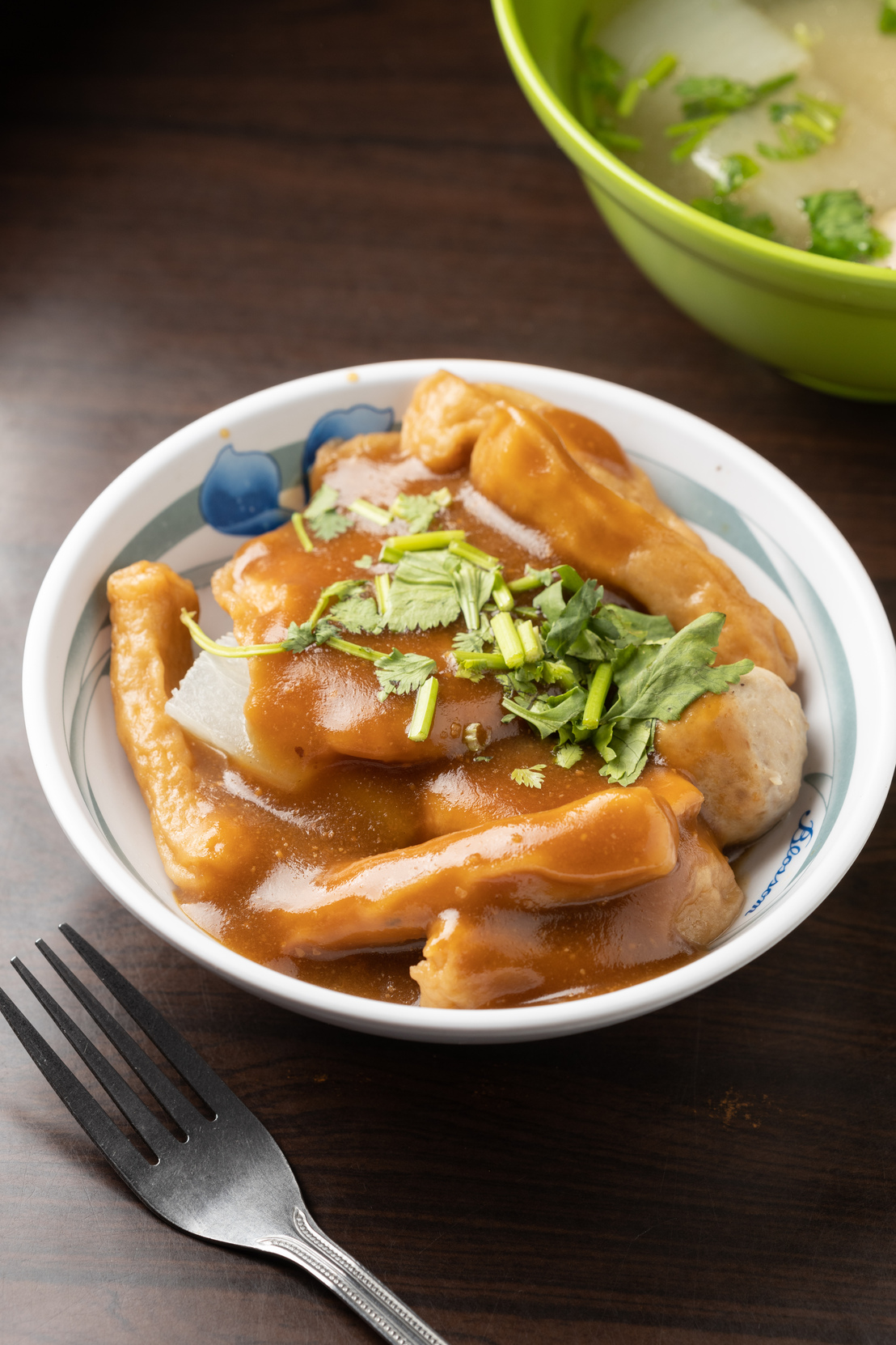 老闆很擅長調配醬料，甜不辣的淋醬有獨特的甜味。（45元／碗）