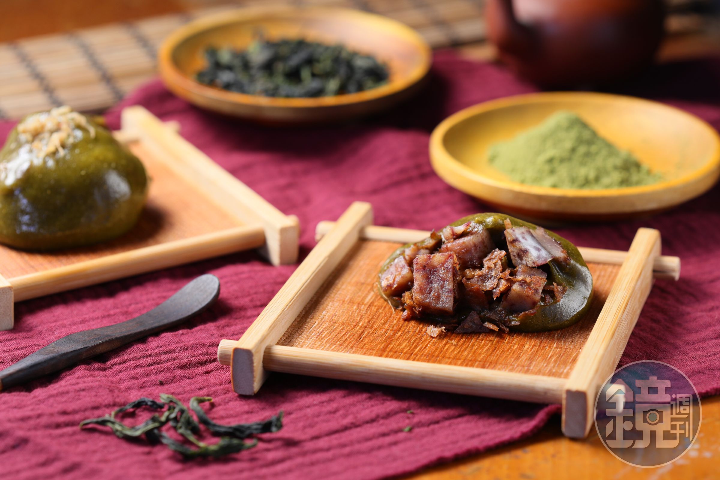 內餡超滿的「芋頭茶粿」嚼勁十足,一口咬下全是芋頭香氣。(20元/顆)