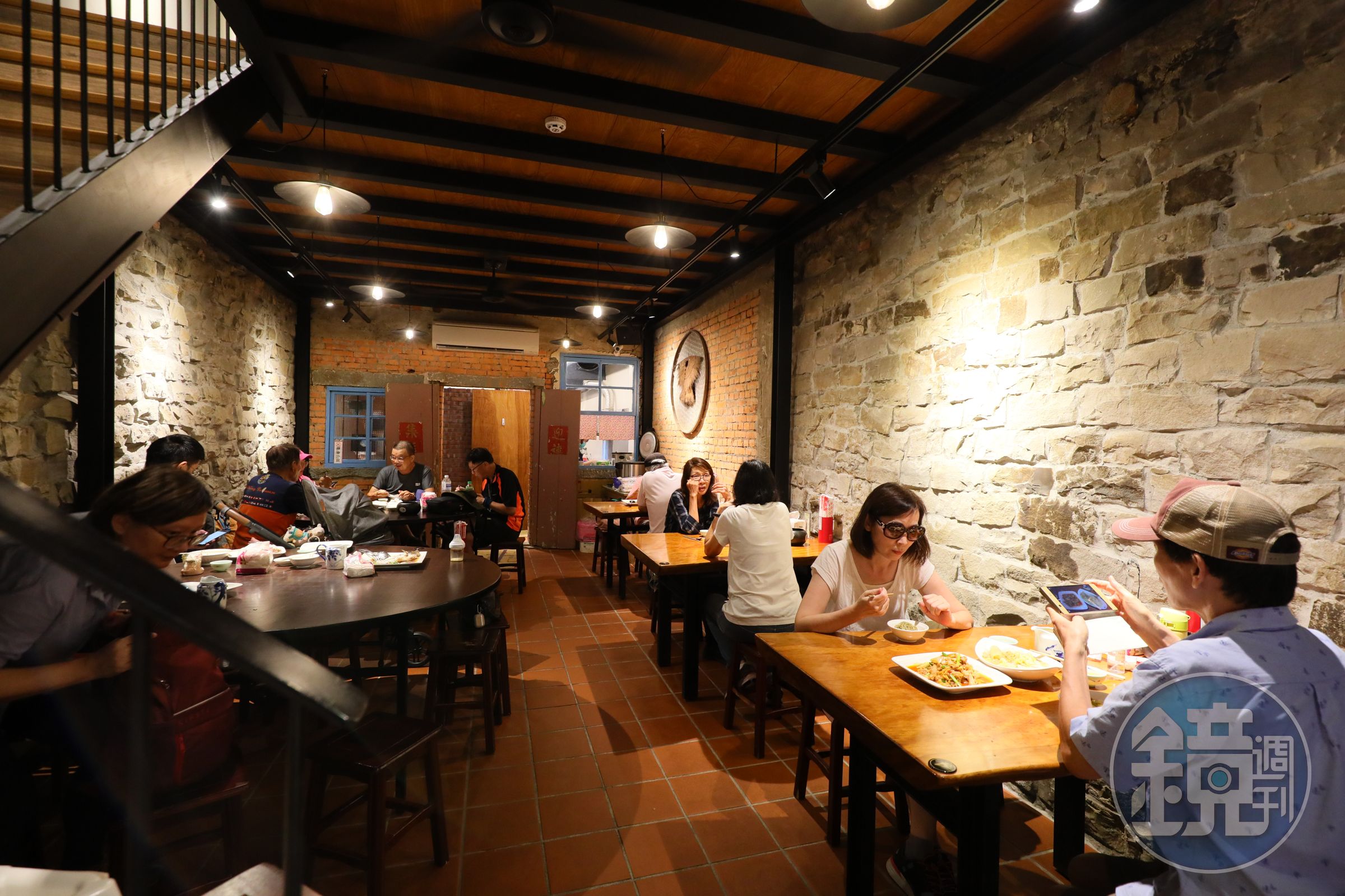 平日午間已過用餐時段,餐館內依然有不少顧客上門。
