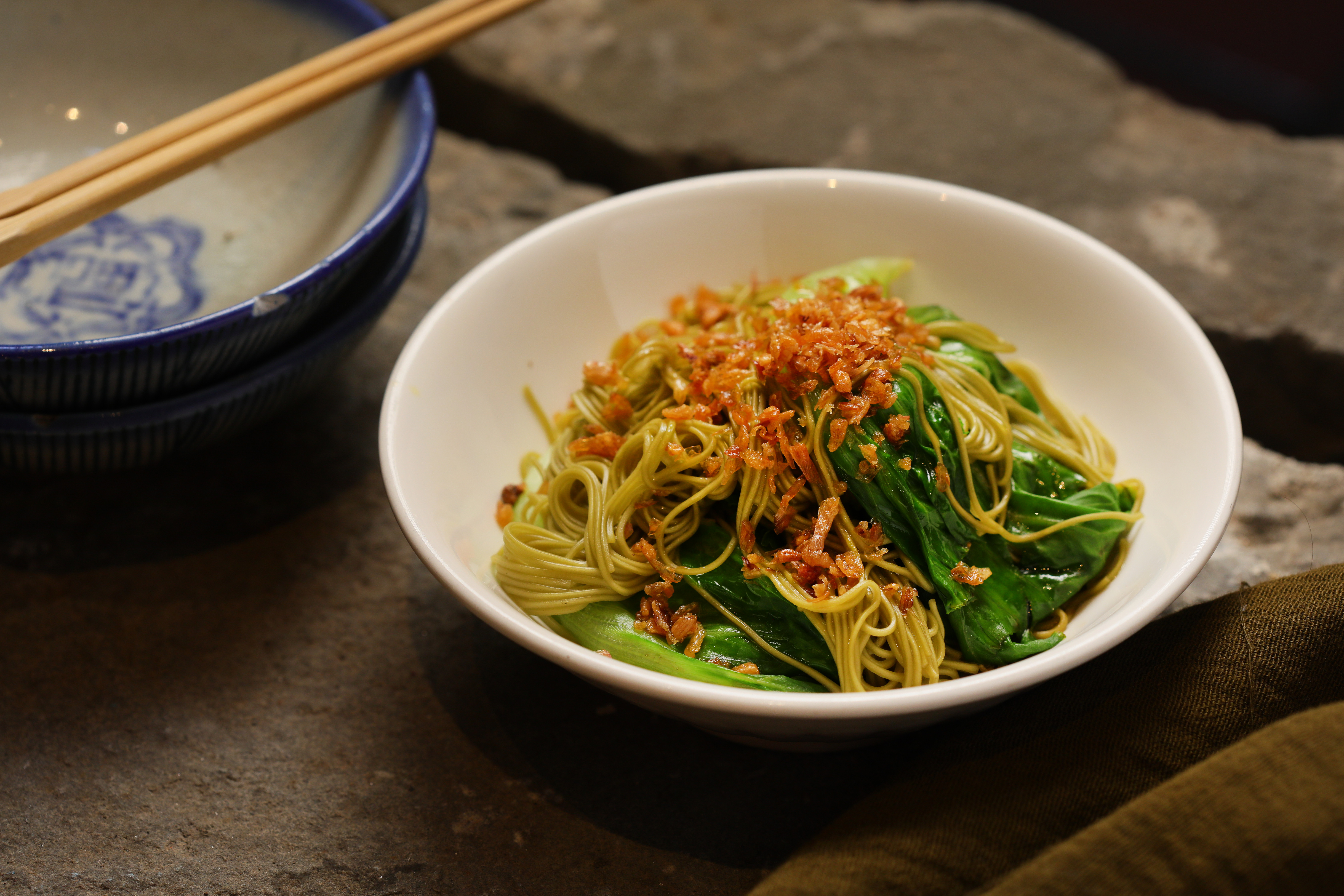 每桌必點的「茶油麵線」以坪林包種茶磨粉後加入麵線中製成，吃得到淡淡茶香。（70元／份）