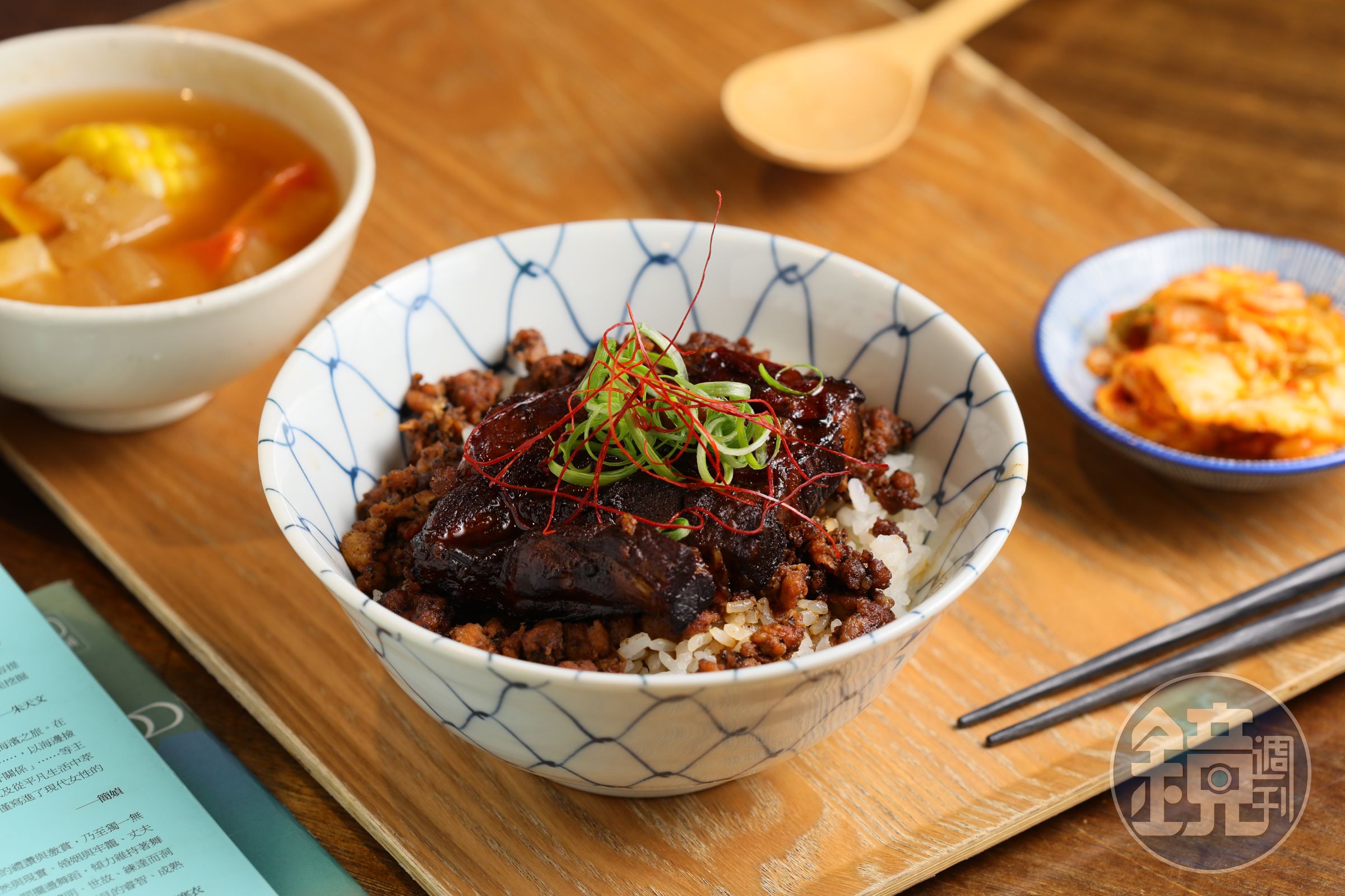 「紅茶滷肉X茶香飯」是老闆最自豪的品項,肉燥滷汁鹹香中帶著淡淡茶香。(200元/份)