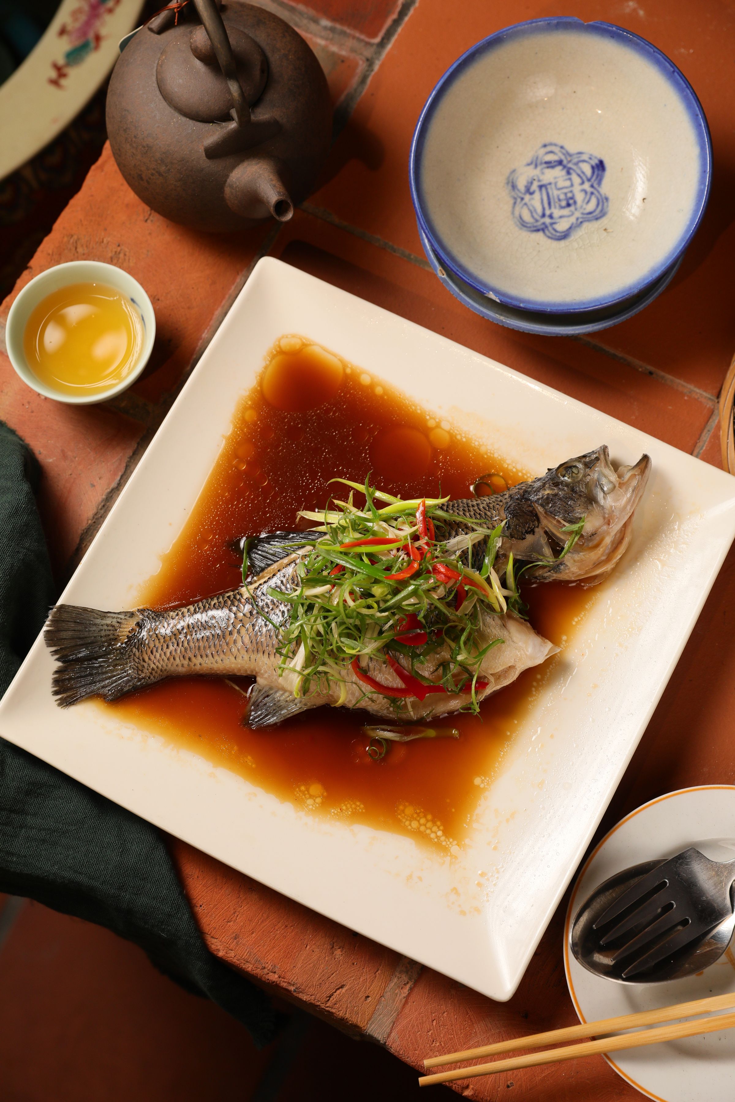 「清蒸鱸魚」來自金瓜寮山泉溪澗,吃起來完全沒有土味。(460元/份)