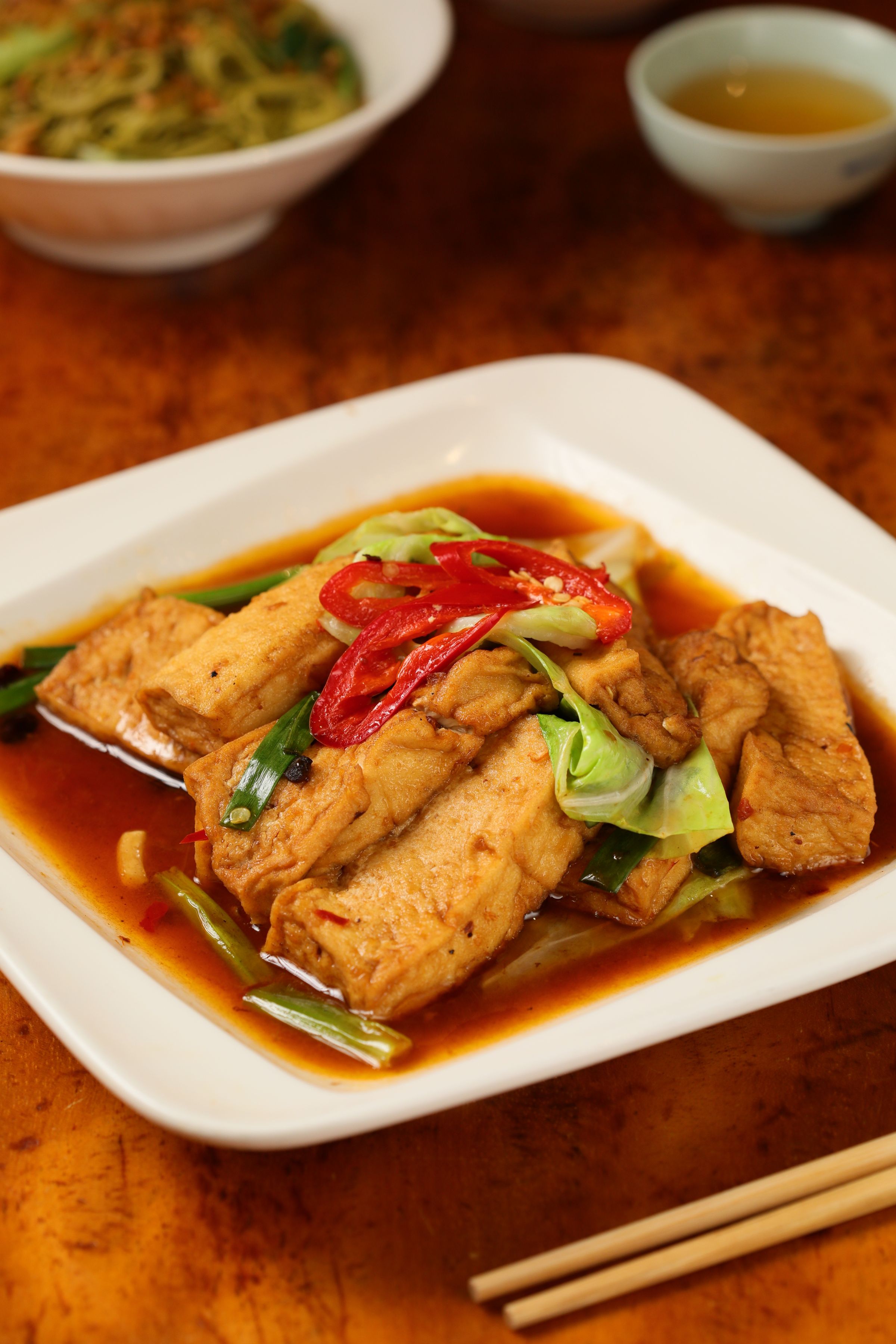 私心推薦的「招牌紅燒豆腐」同樣標榜山泉水製作,純淨滑嫩。(180元/份)