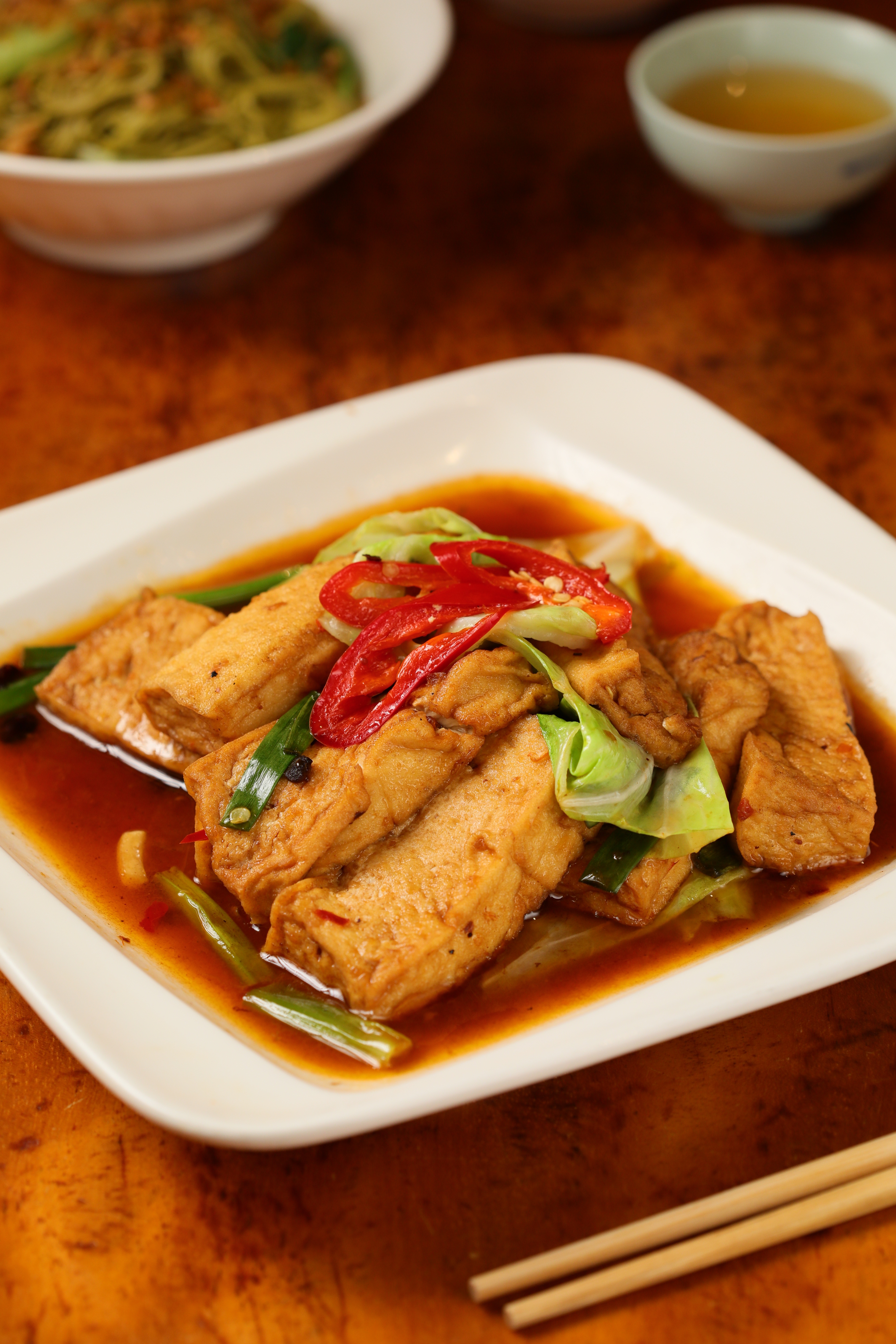 私心推薦的「招牌紅燒豆腐」同樣標榜山泉水製作，純淨滑嫩。（180元／份）