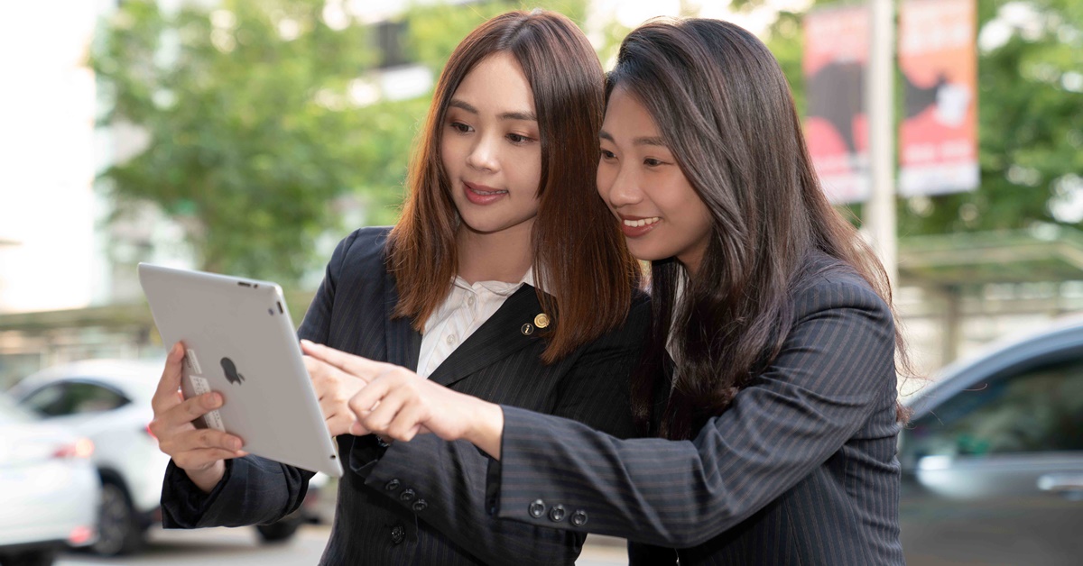 永慶房屋的「一對一師徒制」訓練,降低了轉職的不安全感,助劉姿妙(圖右)入行時有師父花菲(圖左)手把手指導。