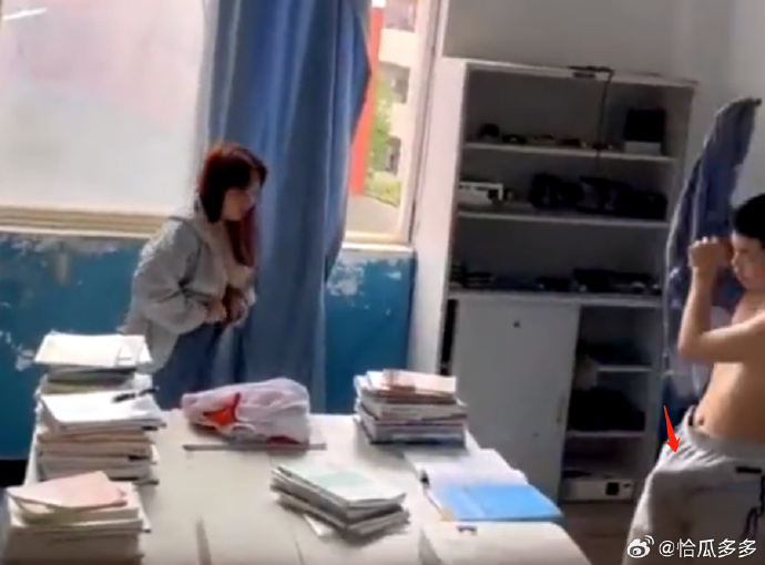 情侶躲大學辦公室做愛，老師帶同學包圍！網驚：男主角被突襲還硬成一包。（翻自微博）