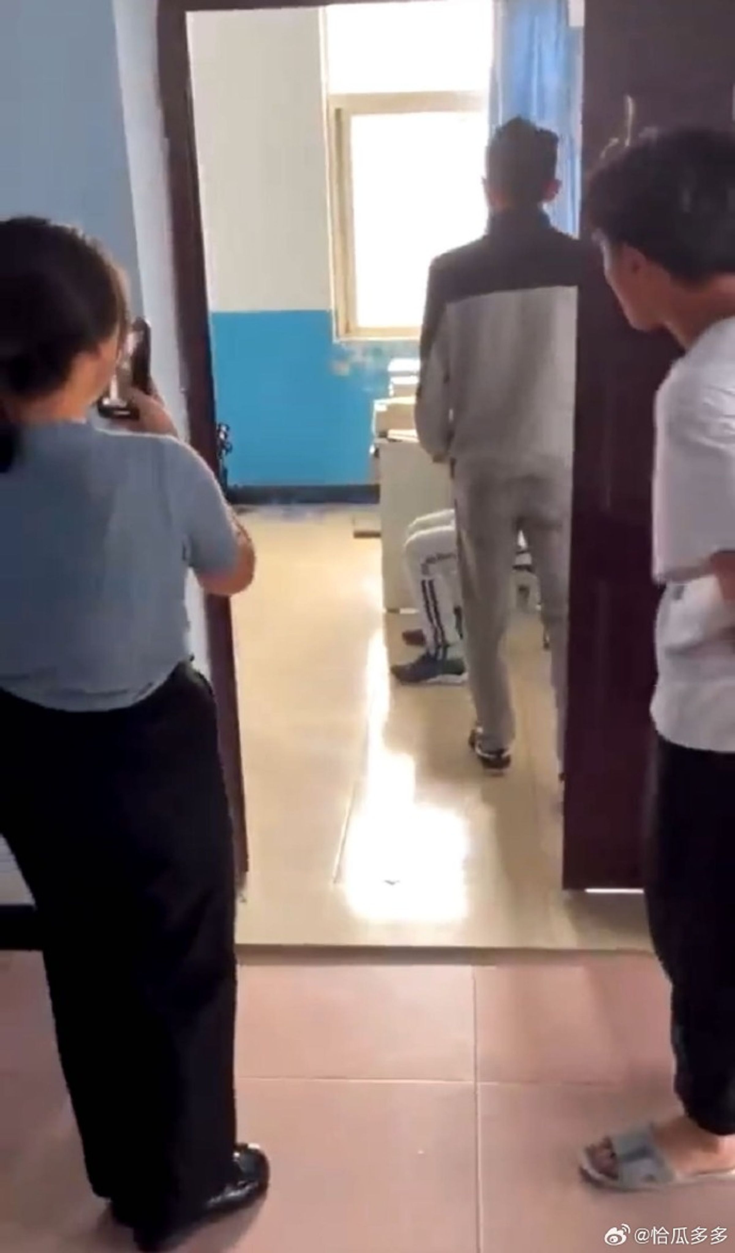 老師帶同學突襲包圍。（翻自微博）