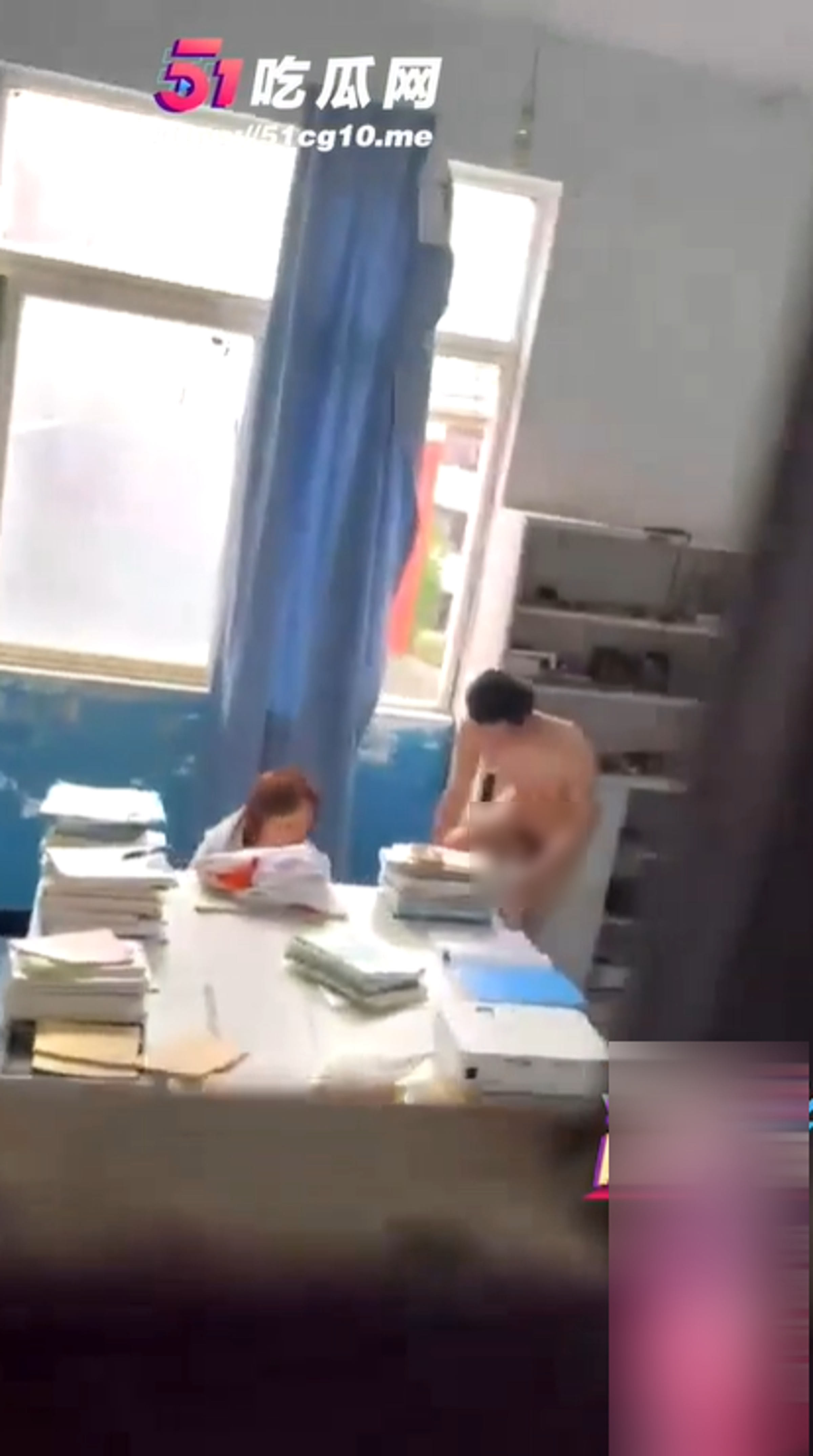 男主角被拍到全裸狀態，讓不少網友驚呼他的下體。（翻自微博）