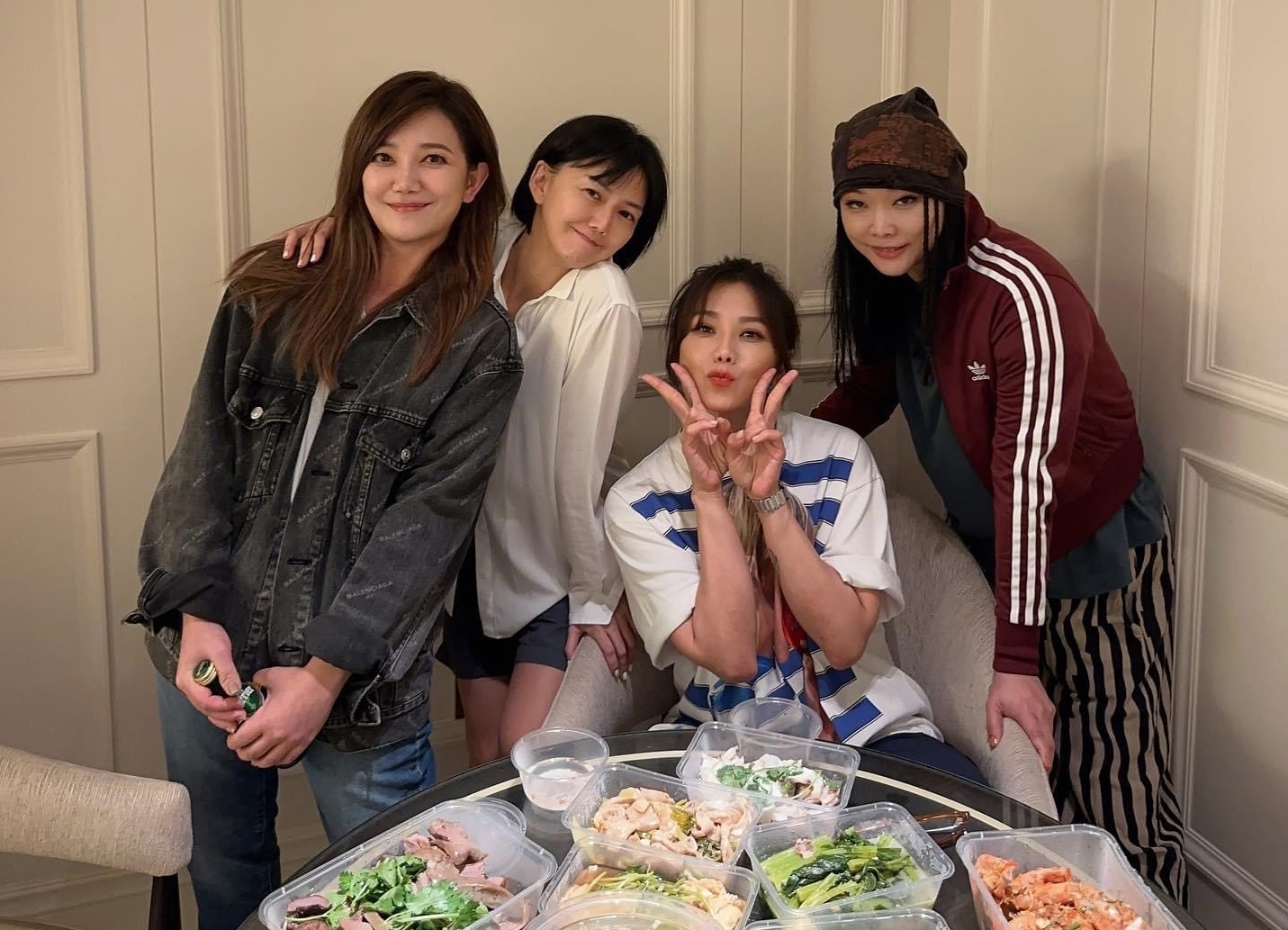 許美靜（右1）演出後，與蔡健雅、孫燕姿、梁靜茹聚餐。（翻攝自蔡健雅臉書）