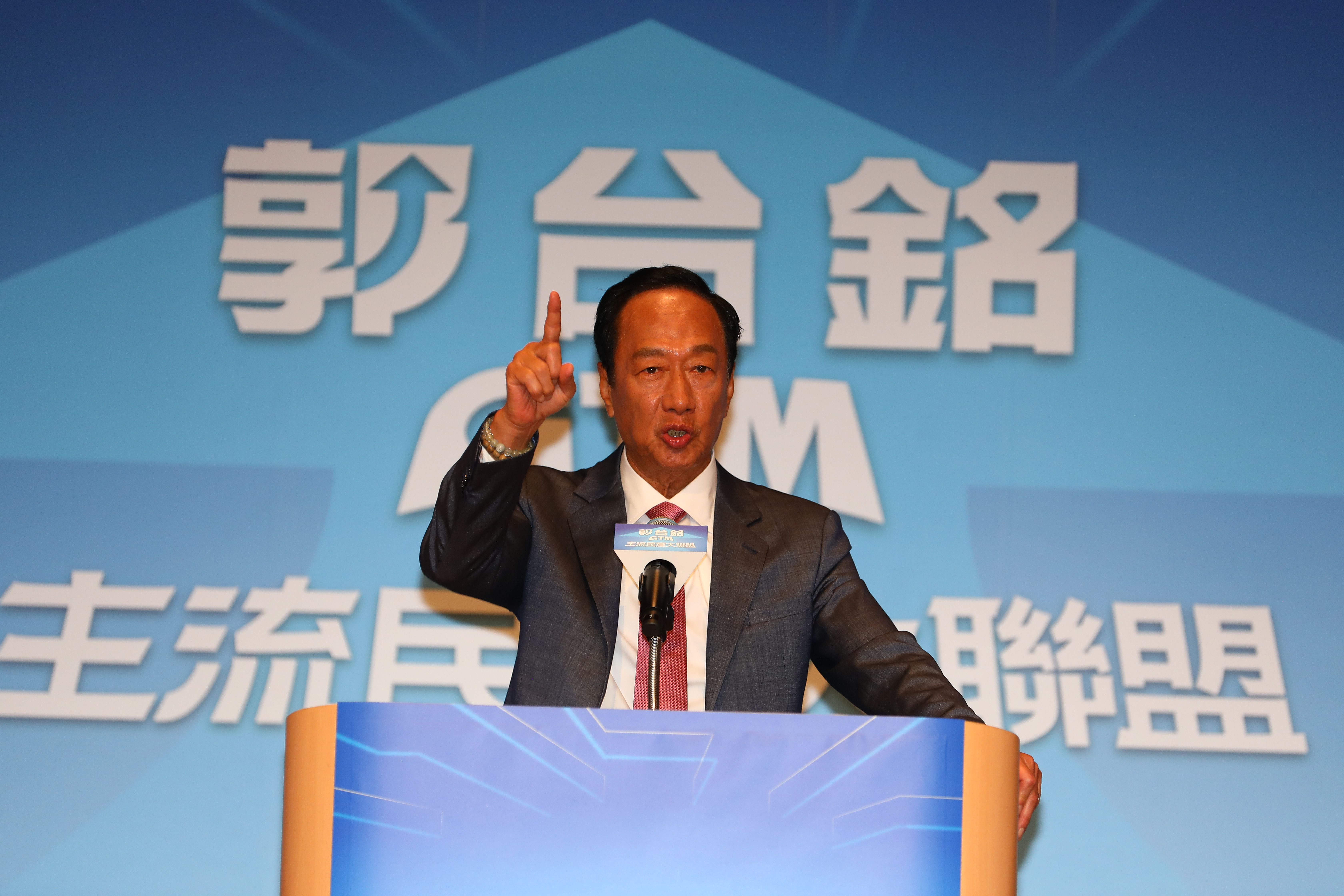 國民黨中常會宣布解除「禁郭令」，允許藍營小雞找郭董站台輔選。（本刊資料照）