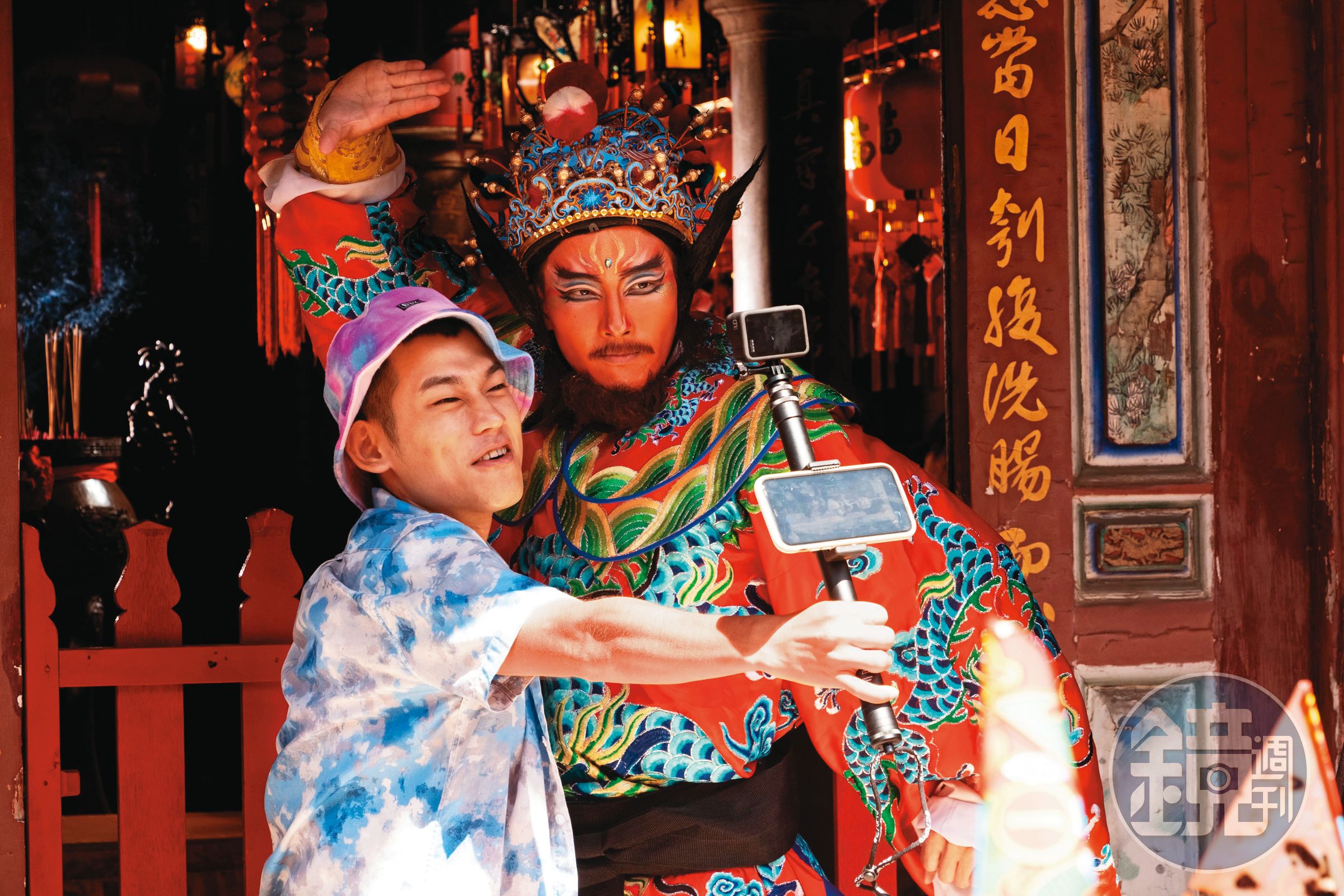 片中張庭瑚(右)粉墨登場表演歌仔戲曲《鍾馗嫁妹》,演到一半與草屯囝仔阿倉(左)玩起跑酷,觸犯禁忌。