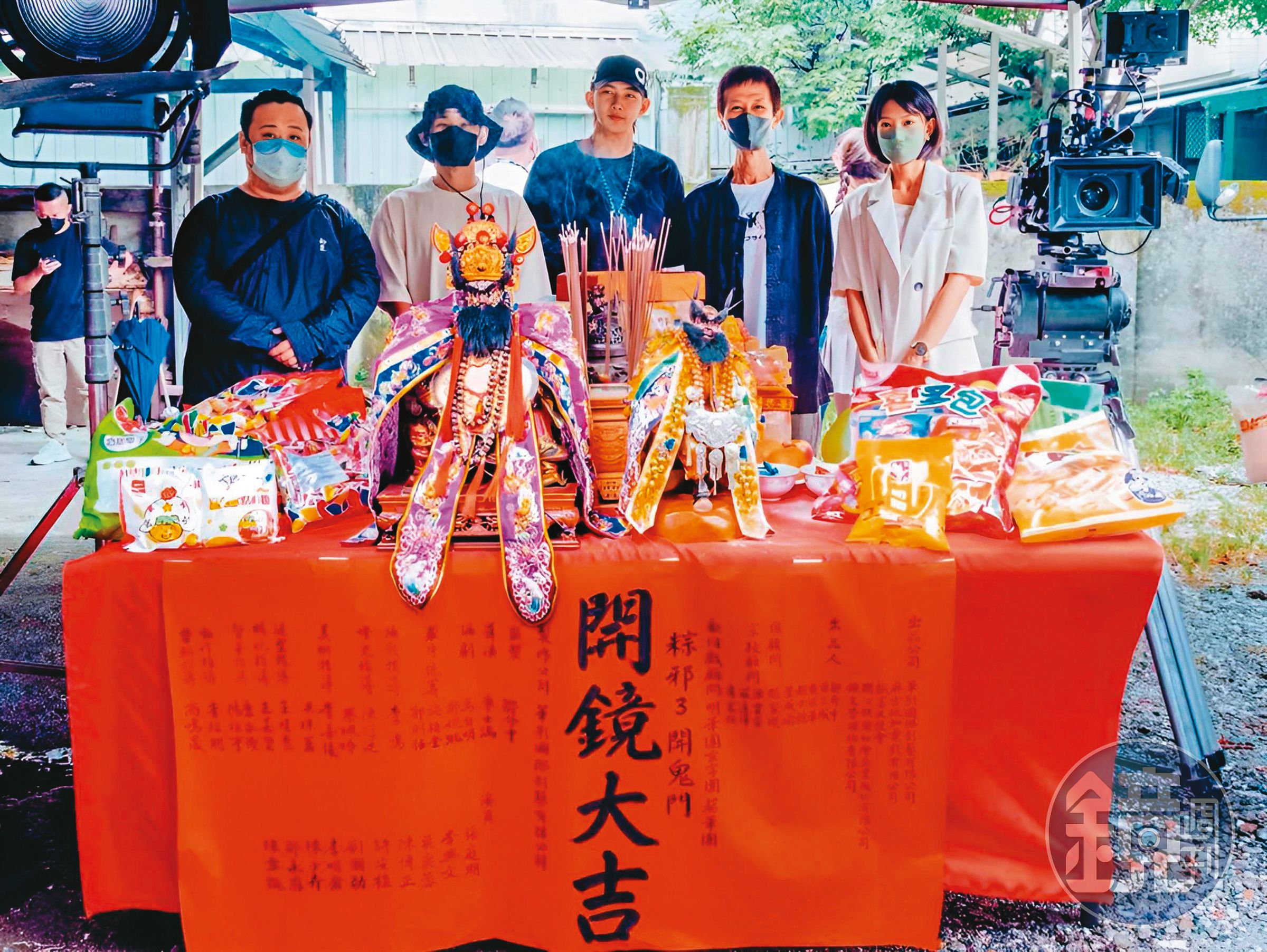 《粽邪3:鬼門開》去年開鏡,張庭瑚(中)從接拍後就開始1週吃素3天。左起為劉國劭、草屯囝仔阿倉、陳博正與吳奕蓉。(華影提供)