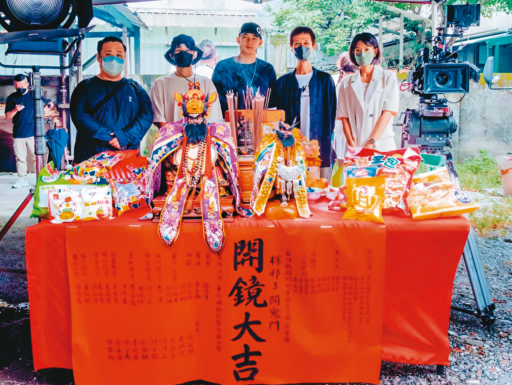 《粽邪3：鬼門開》去年開鏡，張庭瑚（中）從接拍後就開始1週吃素3天。左起為劉國劭、草屯囝仔阿倉、陳博正與吳奕蓉。（華影提供）