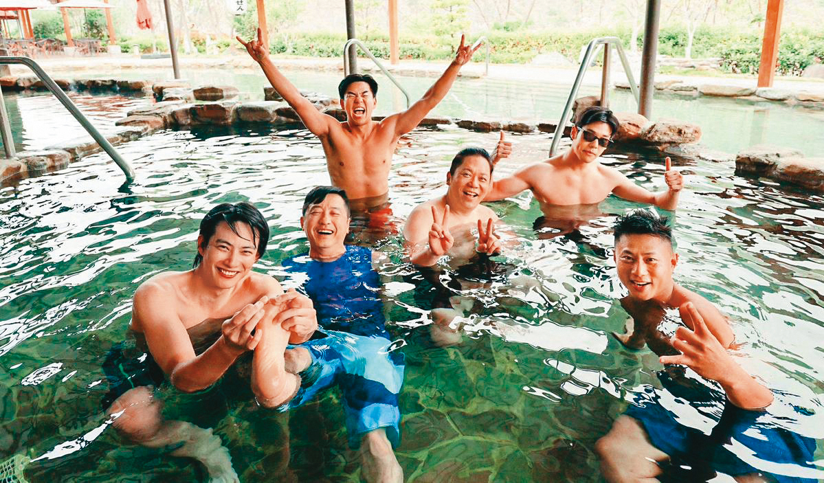 早前張庭瑚（左起）與庾澄慶、柯有倫、卜學亮、周予天、彭小刀等人參與實境節目《騎吧！哈林小隊》，被庾澄慶感召也打算參加鐵人三項比賽。（好看娛樂提供）