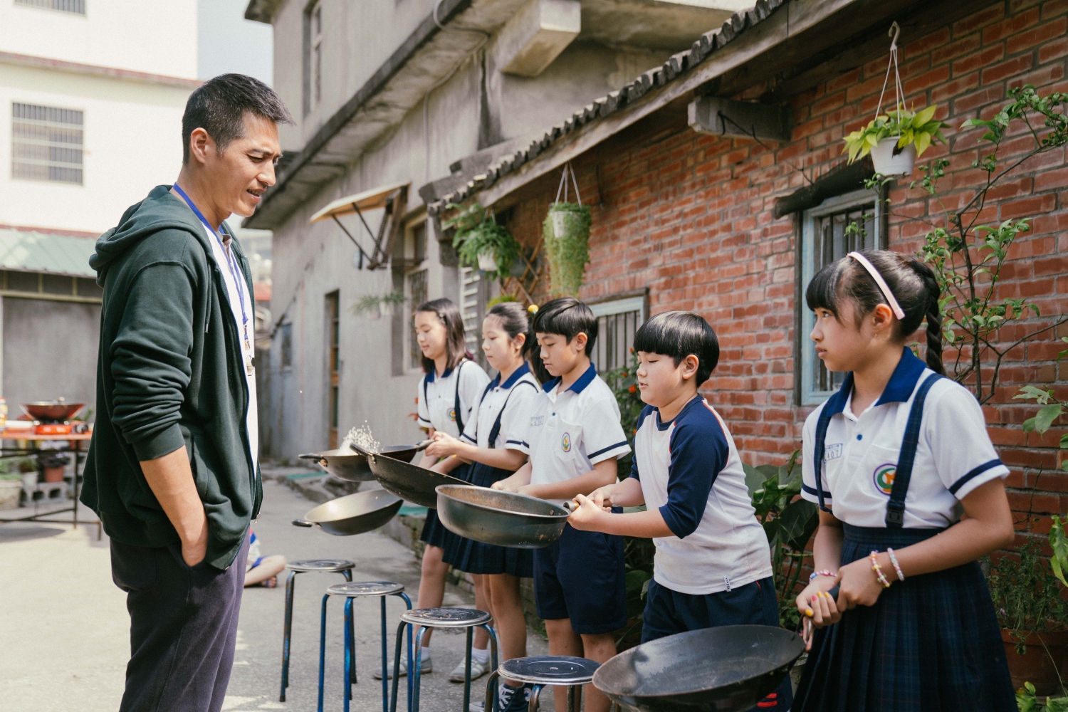 藍正龍（左）在《百味小廚神 午餐爭霸戰》指導孩子們做料理，更透露自己私下也偶爾會下廚。（紅衣小女孩股份有限公司提供）