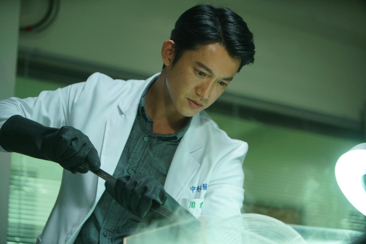 吳慷仁為首部主演的商業大片《引爆點》，與導演、監製等人相揪吃素，祝禱開拍順利。（闊世電影提供）
