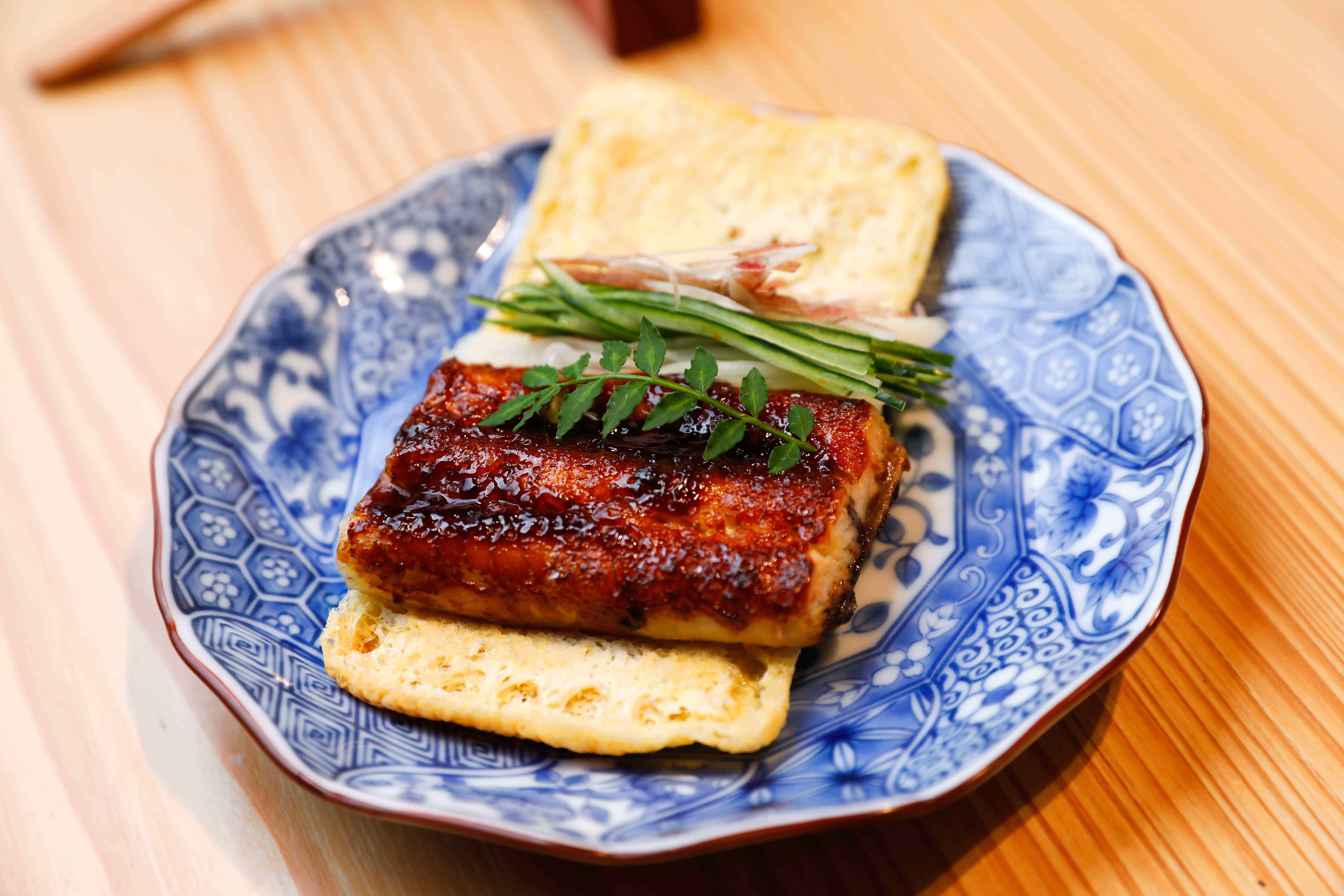 以北京烤鴨為創意來源的鰻魚冊子,是渡邉拿手鰻魚料裡的其中一種。