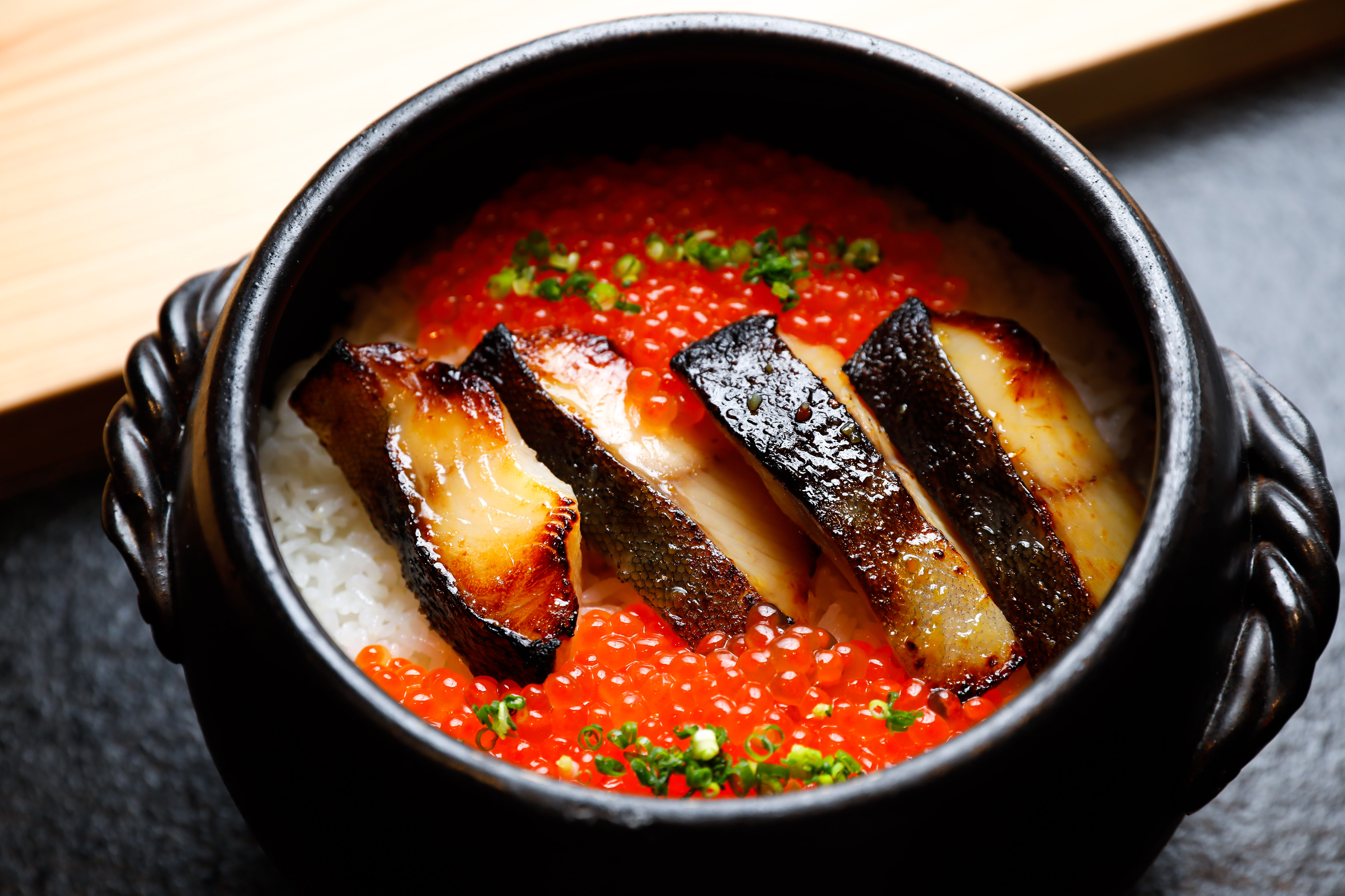 銀鱈西京燒鮭魚卵炊飯暖胃飽肚，深得人心。