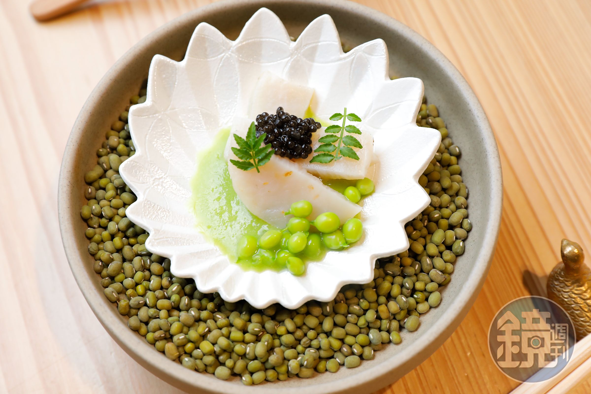 牛角貝燒用甜豆與魚子醬、木之芽搭配，吃進了一幅好風景。