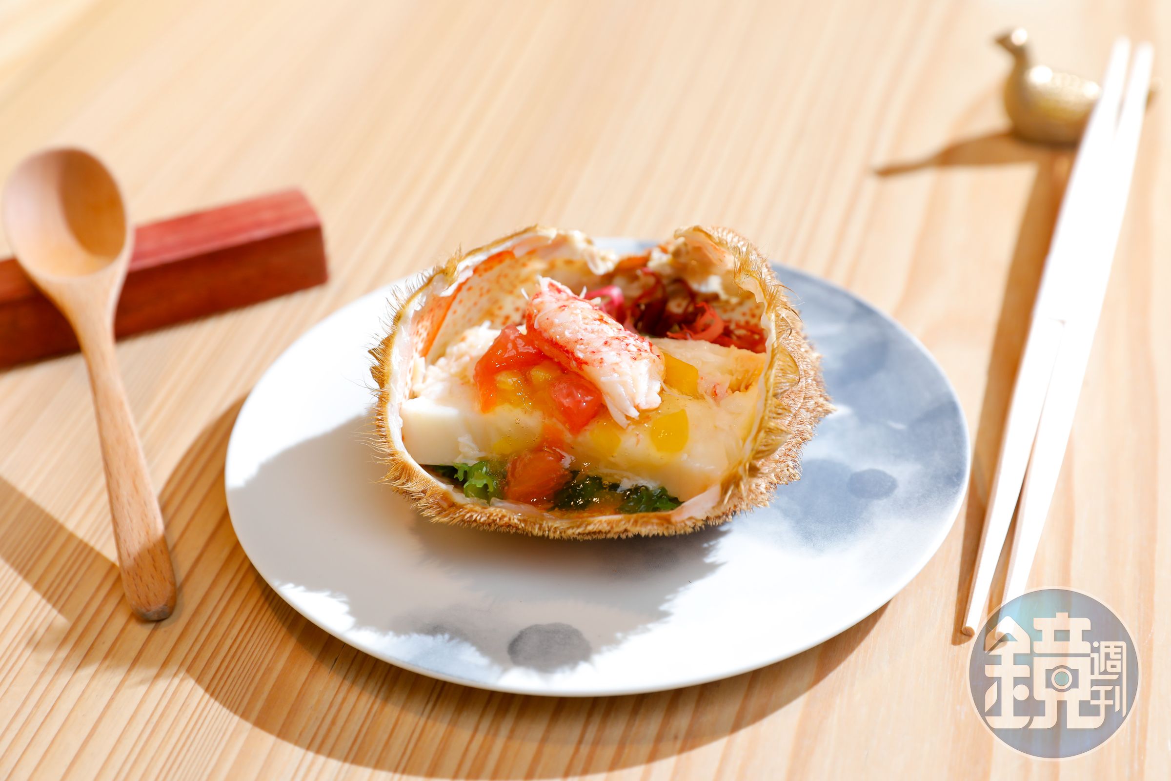 蟹肉塔塔則展現了日本料理灌注西式調味的創意。