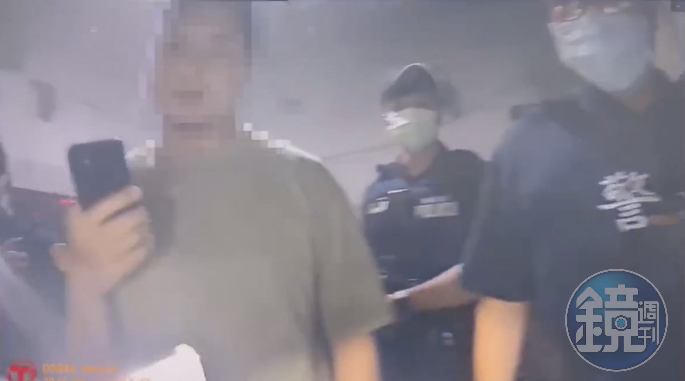 警方日前上門臨檢時，在牆壁縫隙起出三級毒品。（翻攝畫面）