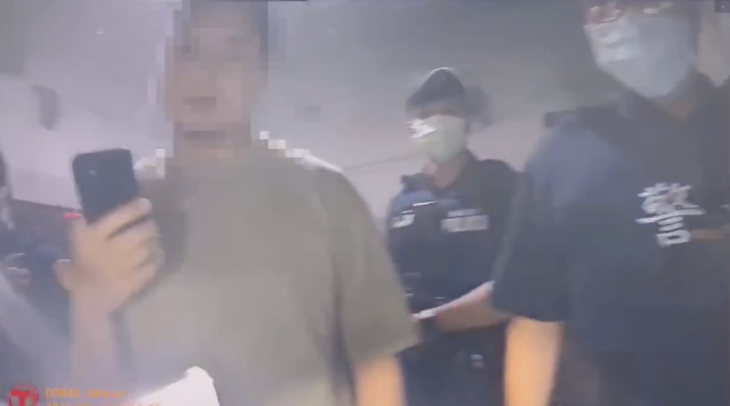 警方日前上門臨檢時，在牆壁縫隙起出三級毒品。（翻攝畫面）