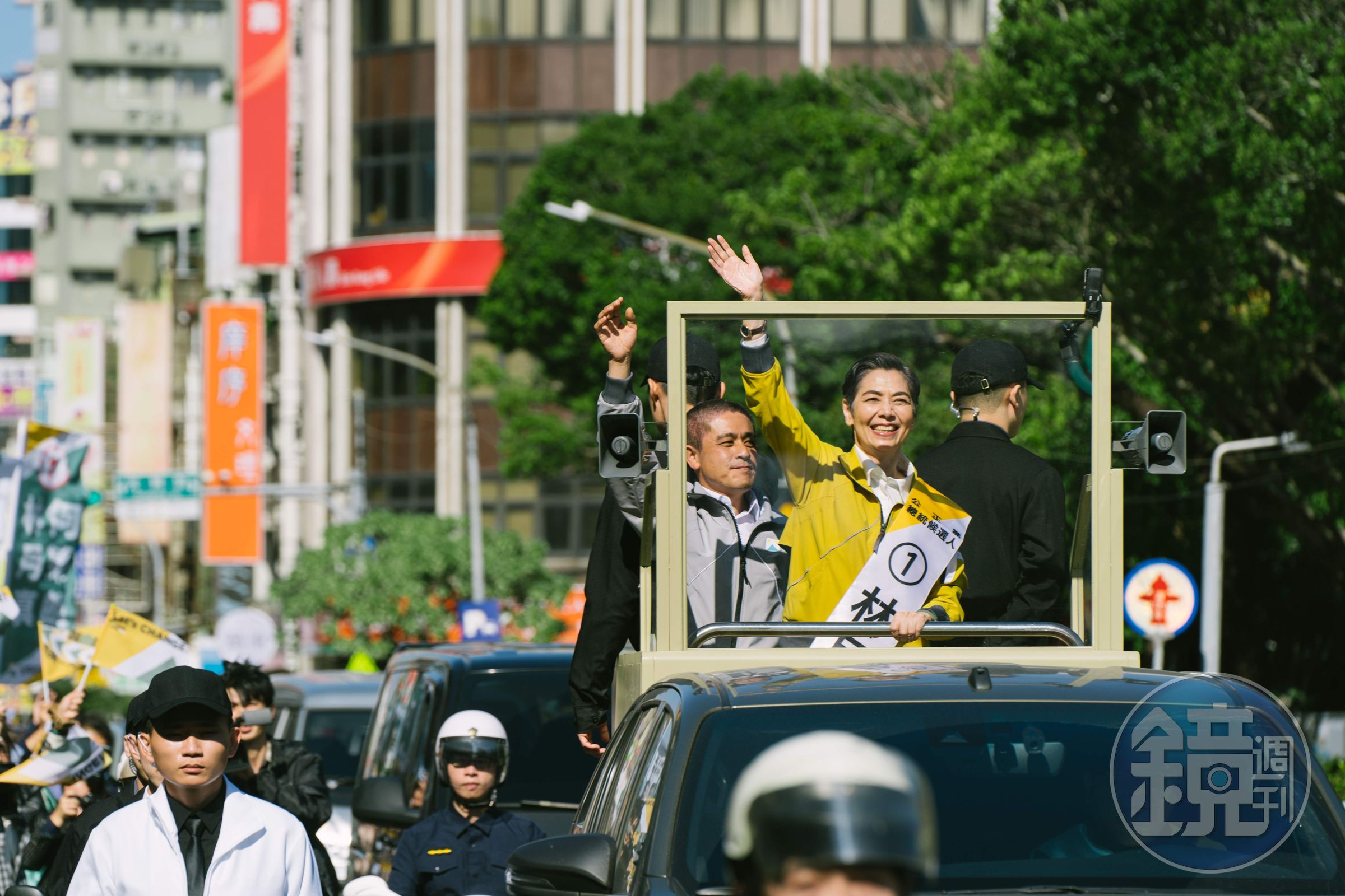 《人選之人—造浪者》賴佩霞站上有著防彈玻璃的選舉車上近距離和支持者互動，陣仗超級真。（公視提供）